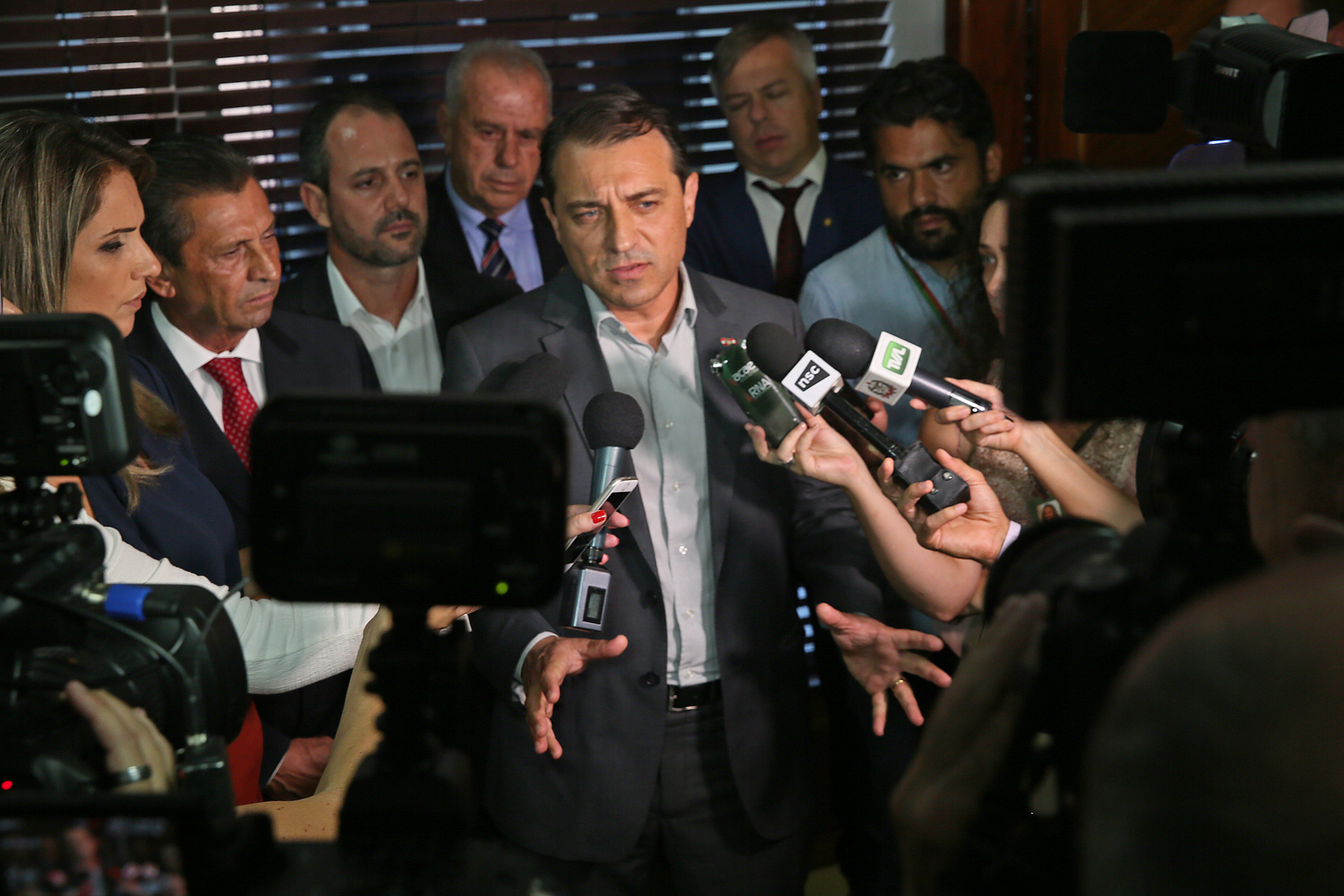 Presidente Julio Garcia recebe das mãos do Governador o projeto da Reforma Administrativa.