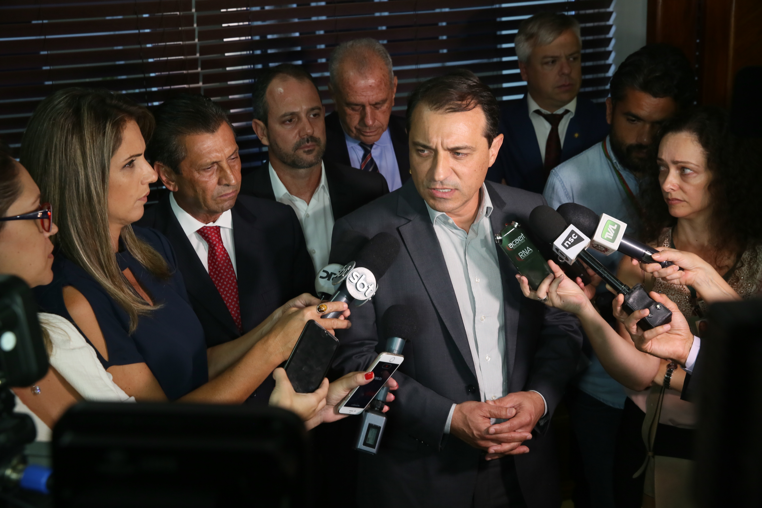 Presidente Julio Garcia recebe das mãos do Governador o projeto da Reforma Administrativa.