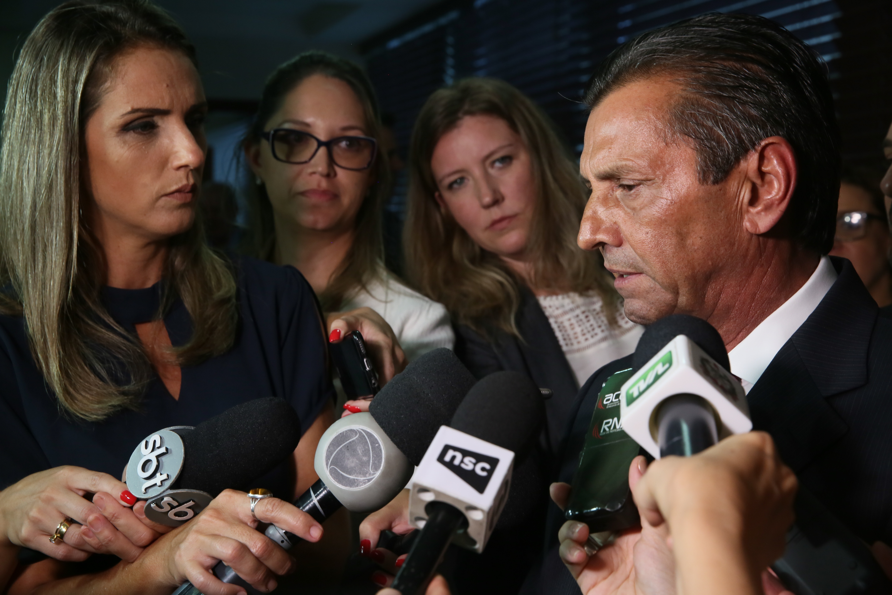 Presidente Julio Garcia recebe das mãos do Governador o projeto da Reforma Administrativa.