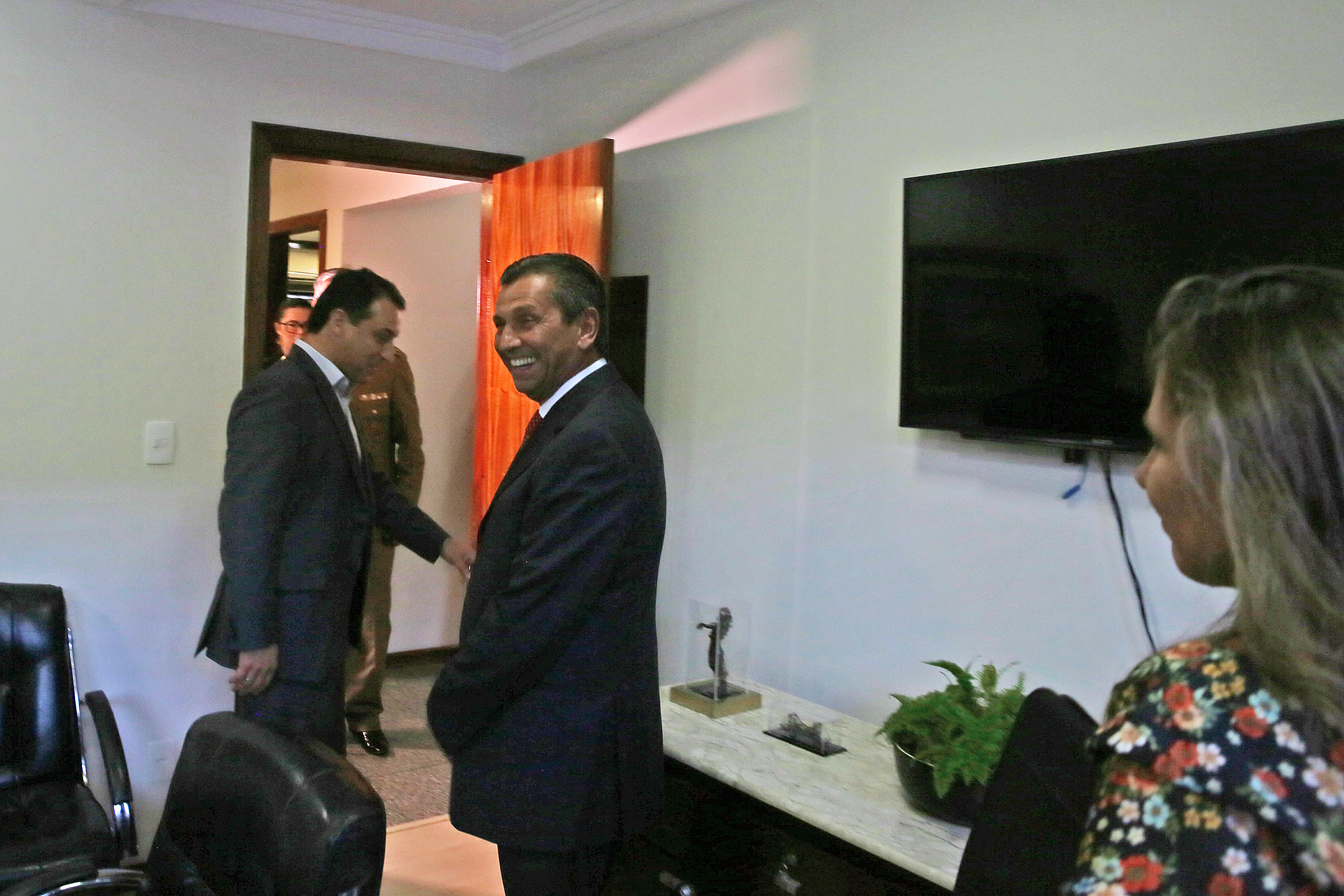 Presidente Julio Garcia recebe das mãos do Governador o projeto da Reforma Administrativa.