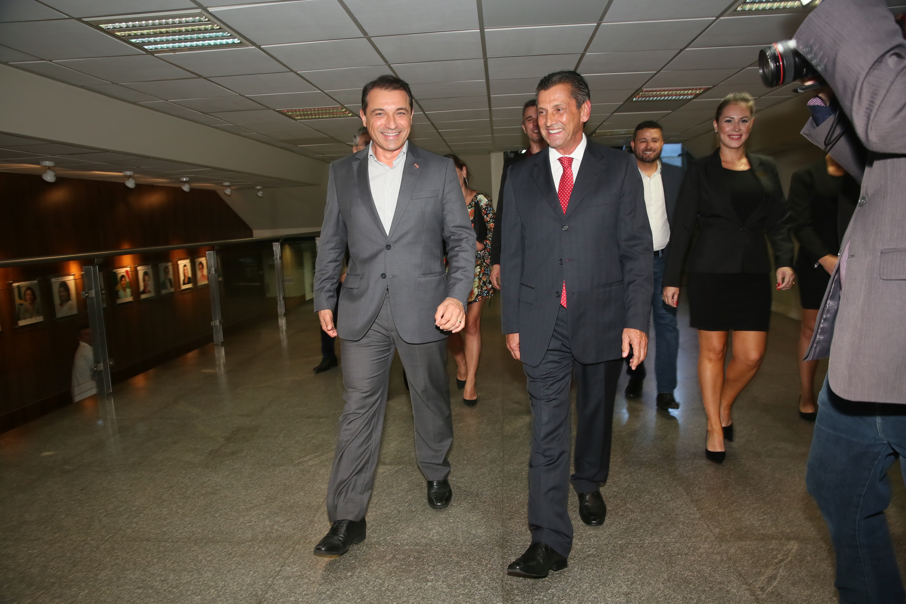 Presidente Julio Garcia recebe das mãos do Governador o projeto da Reforma Administrativa.