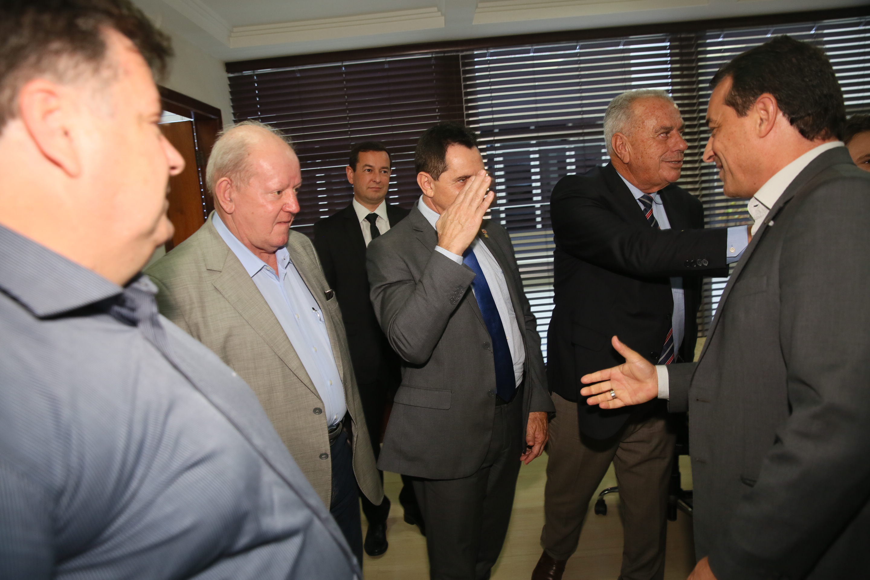 Presidente Julio Garcia recebe das mãos do Governador o projeto da Reforma Administrativa.