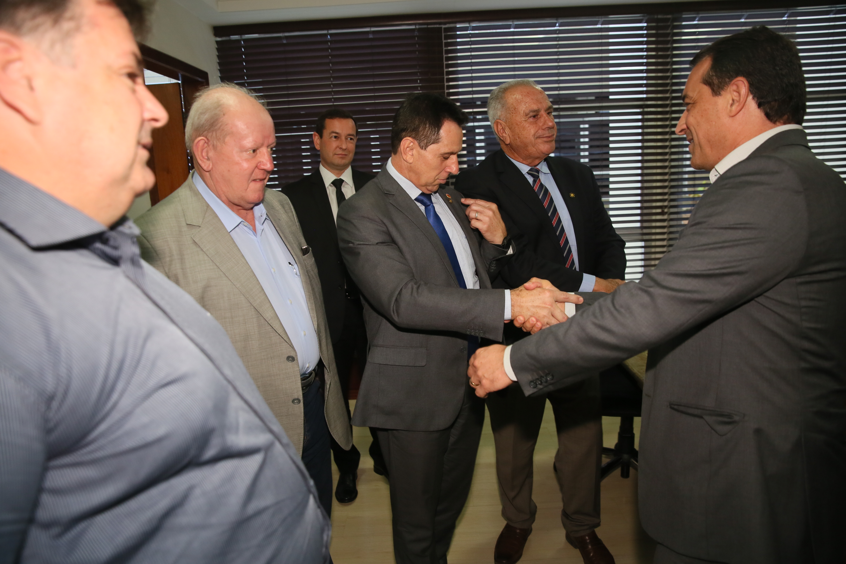 Presidente Julio Garcia recebe das mãos do Governador o projeto da Reforma Administrativa.