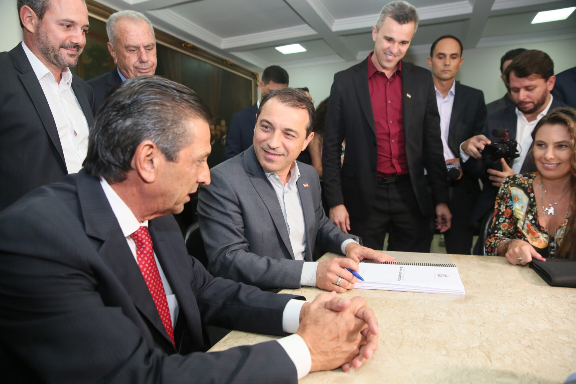 Moisés assina o PLC da reforma administrativa, que foi entregue ao presidente da Alesc, deputado Julio Garcia