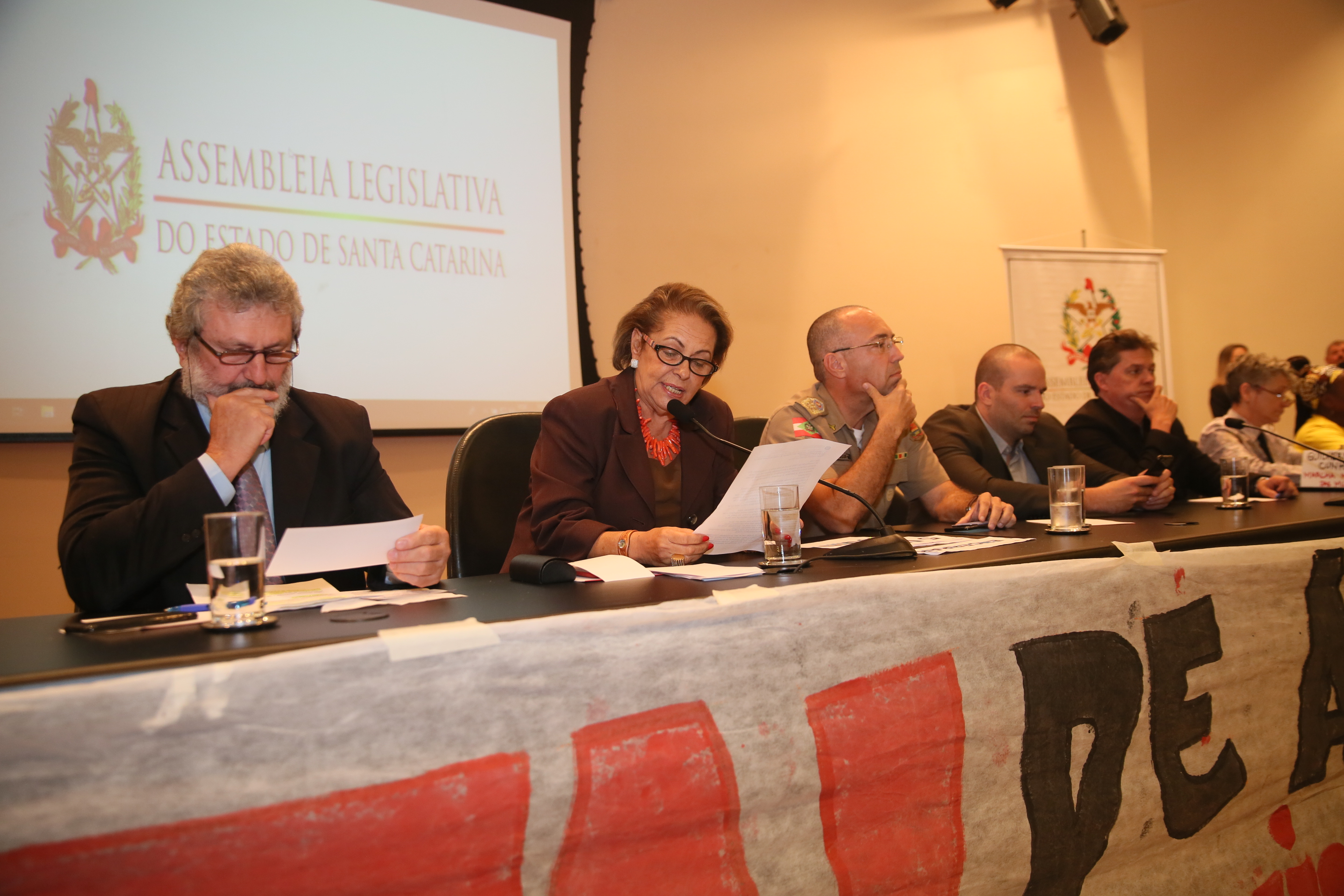 A segurança e sua relação com a população de periferia, movimentos sociais e culturais da Grande Florianópolis.