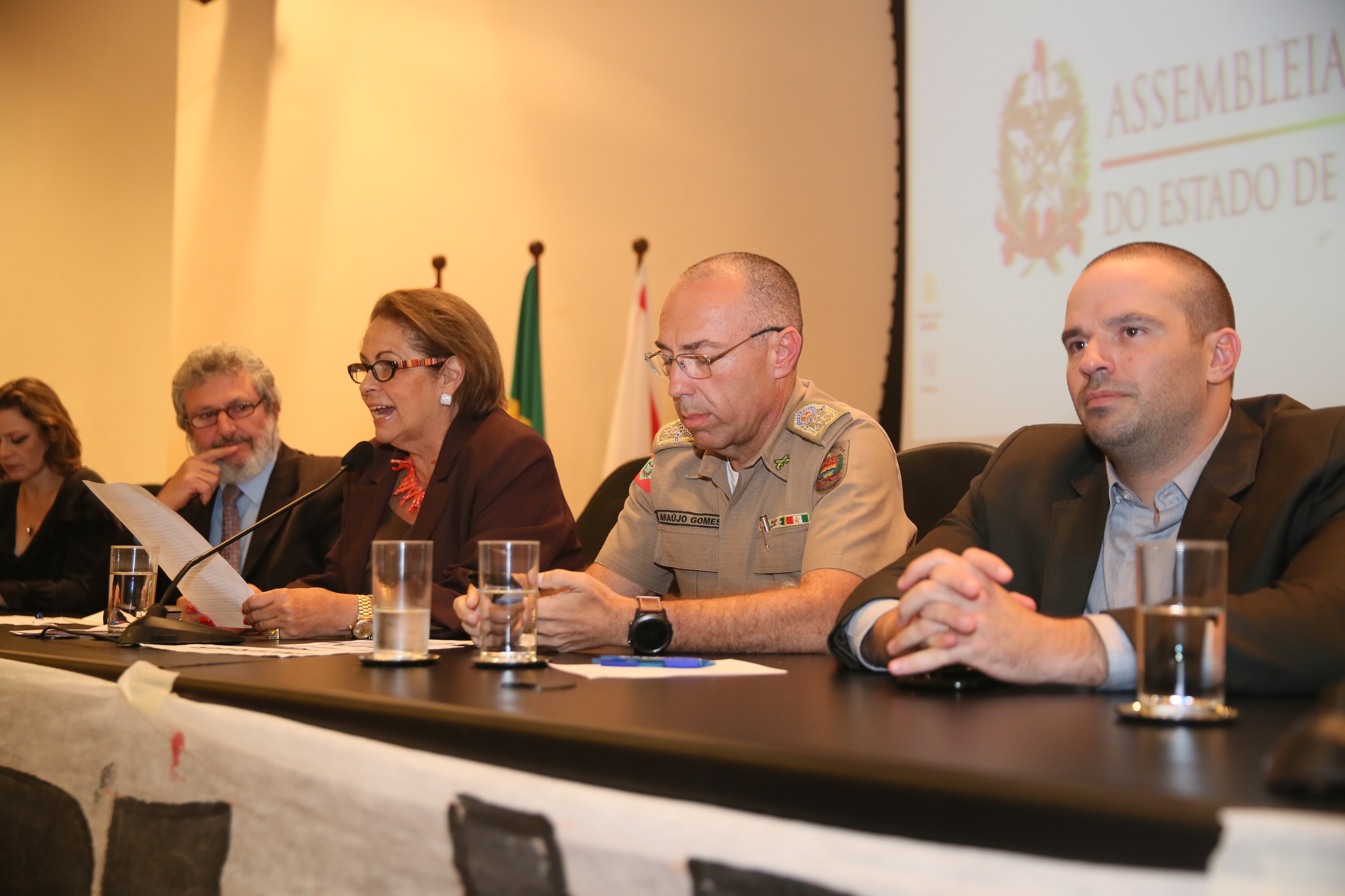 A segurança e sua relação com a população de periferia, movimentos sociais e culturais da Grande Florianópolis.