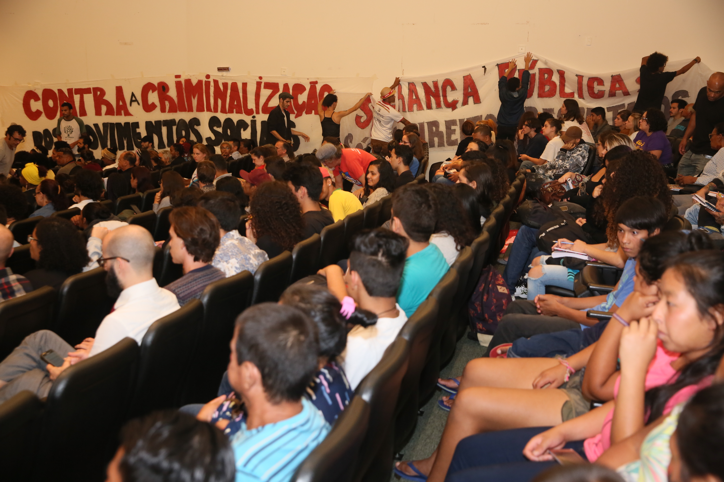 A segurança e sua relação com a população de periferia, movimentos sociais e culturais da Grande Florianópolis.