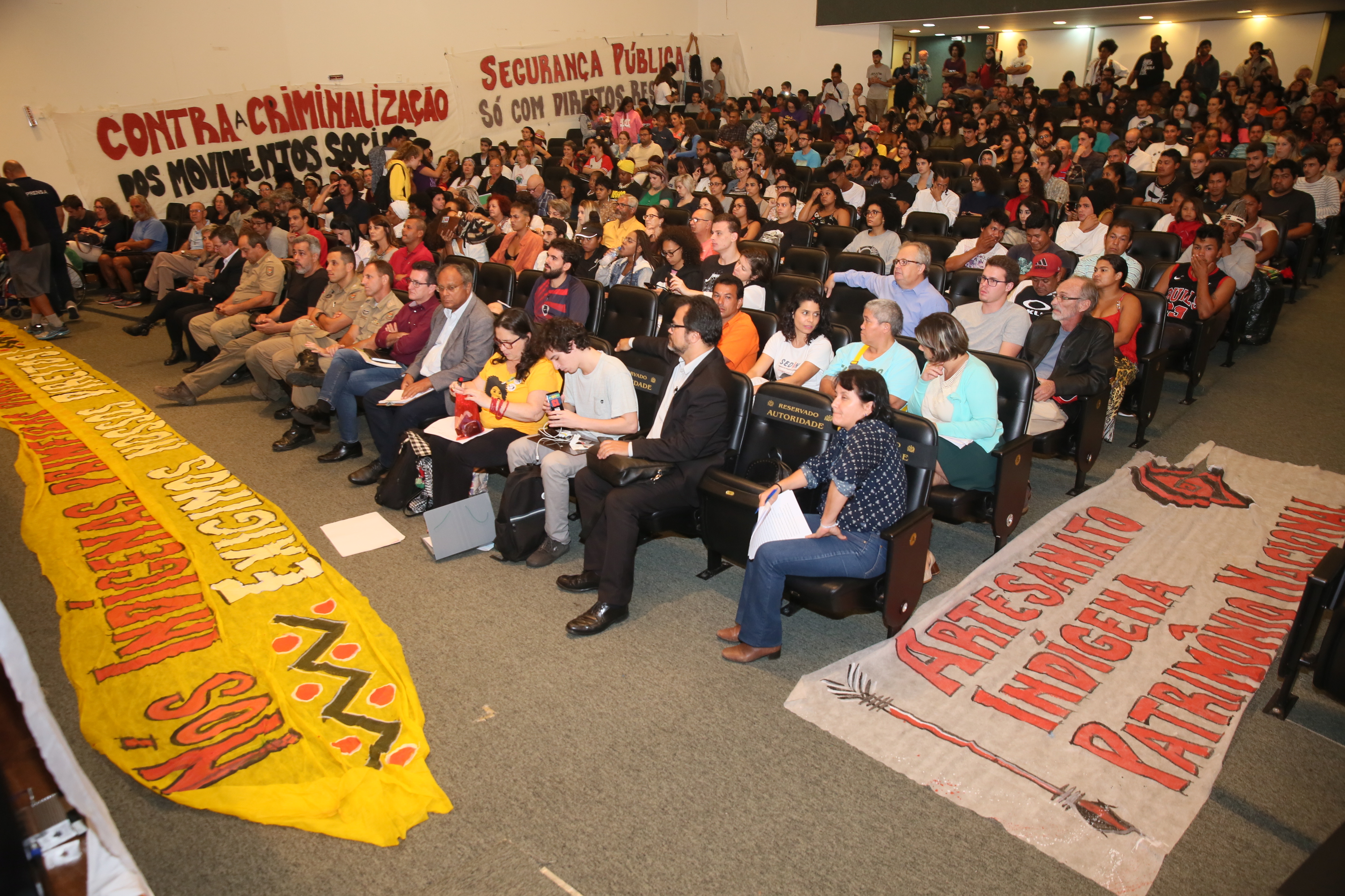 A segurança e sua relação com a população de periferia, movimentos sociais e culturais da Grande Florianópolis.