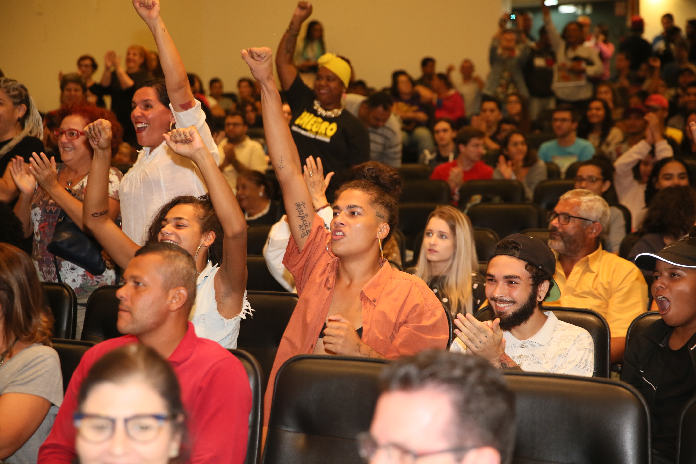 A segurança e sua relação com a população de periferia, movimentos sociais e culturais da Grande Florianópolis.