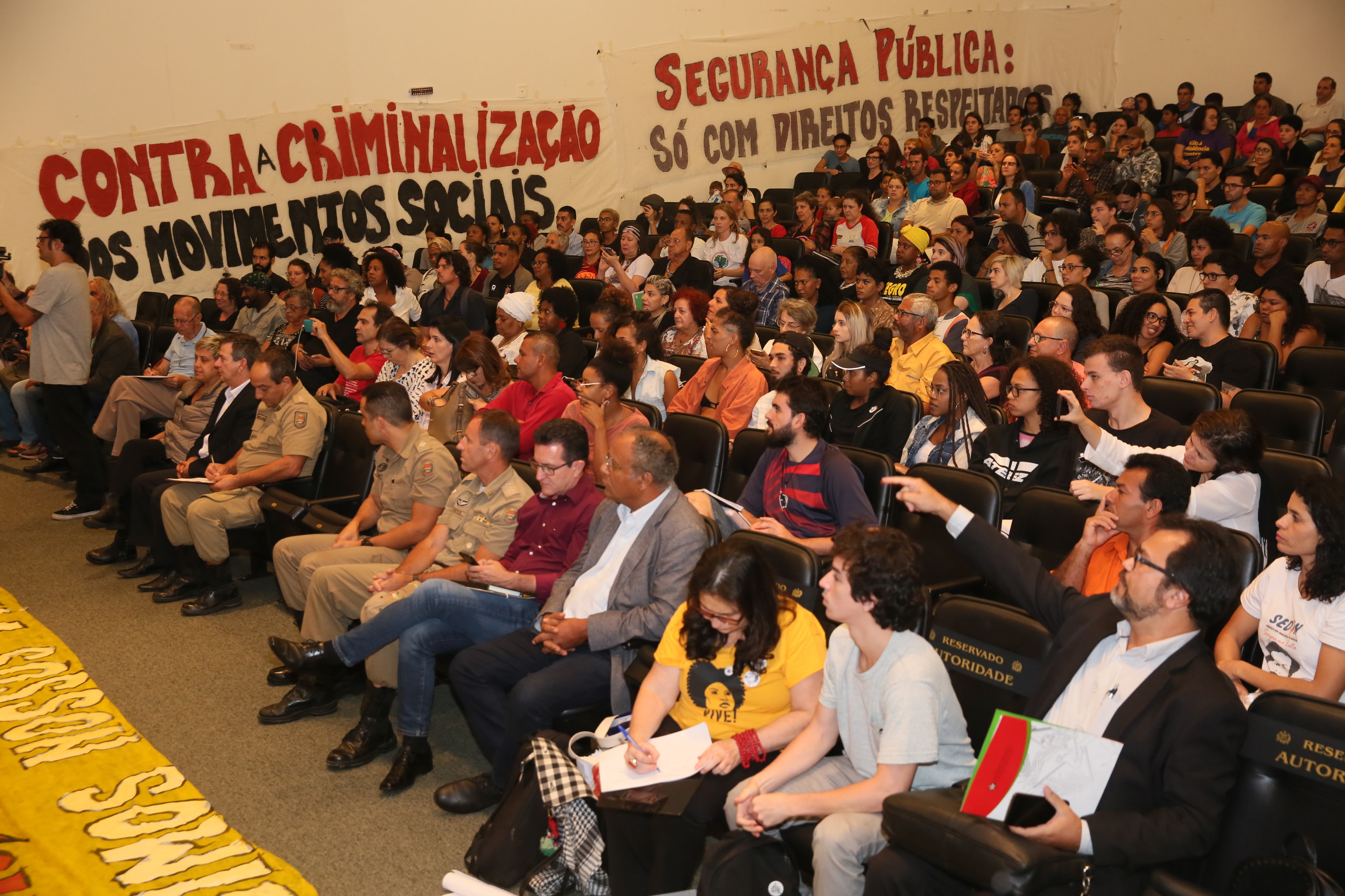 A segurança e sua relação com a população de periferia, movimentos sociais e culturais da Grande Florianópolis.
