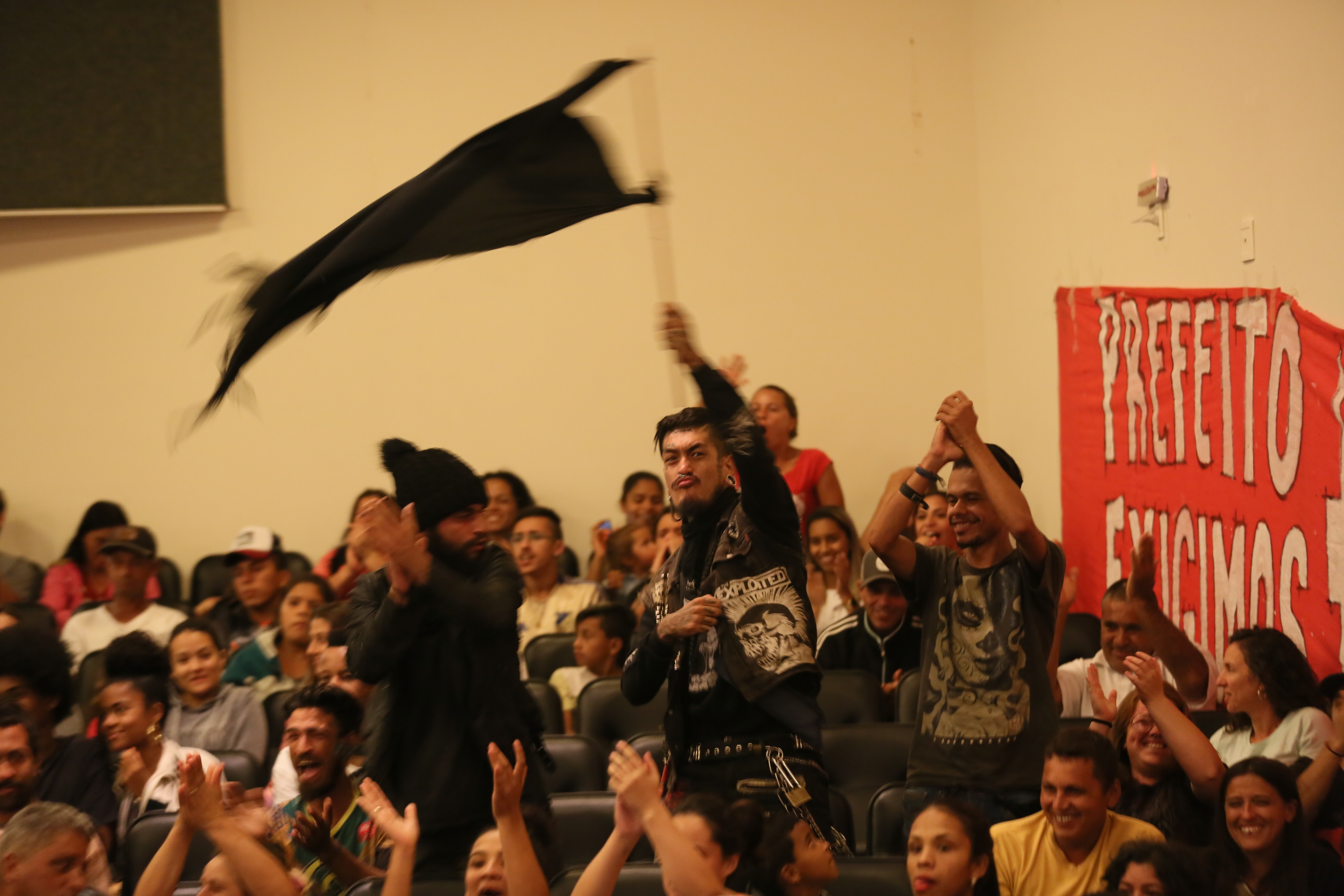 A segurança e sua relação com a população de periferia, movimentos sociais e culturais da Grande Florianópolis.