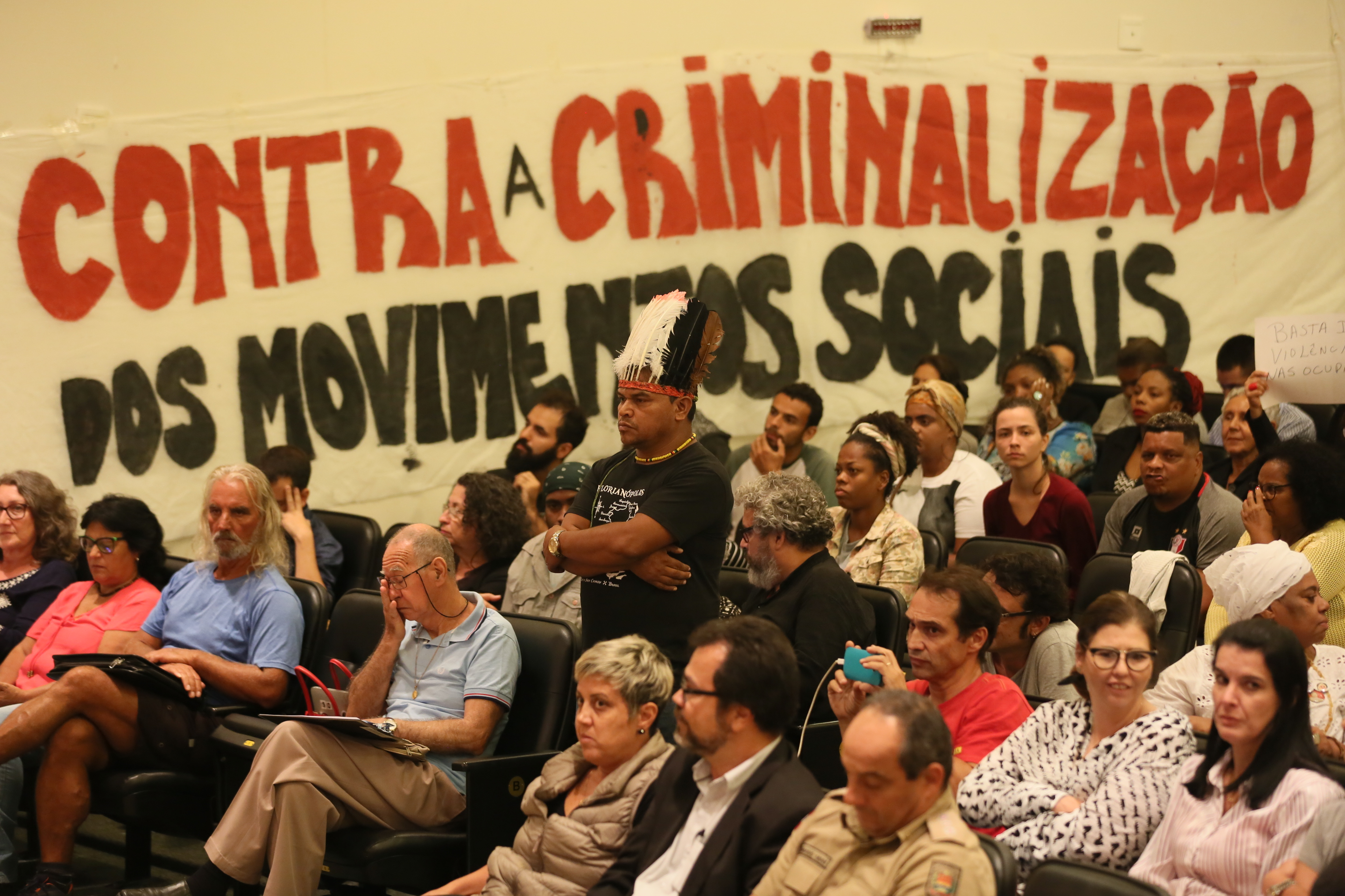 A segurança e sua relação com a população de periferia, movimentos sociais e culturais da Grande Florianópolis.