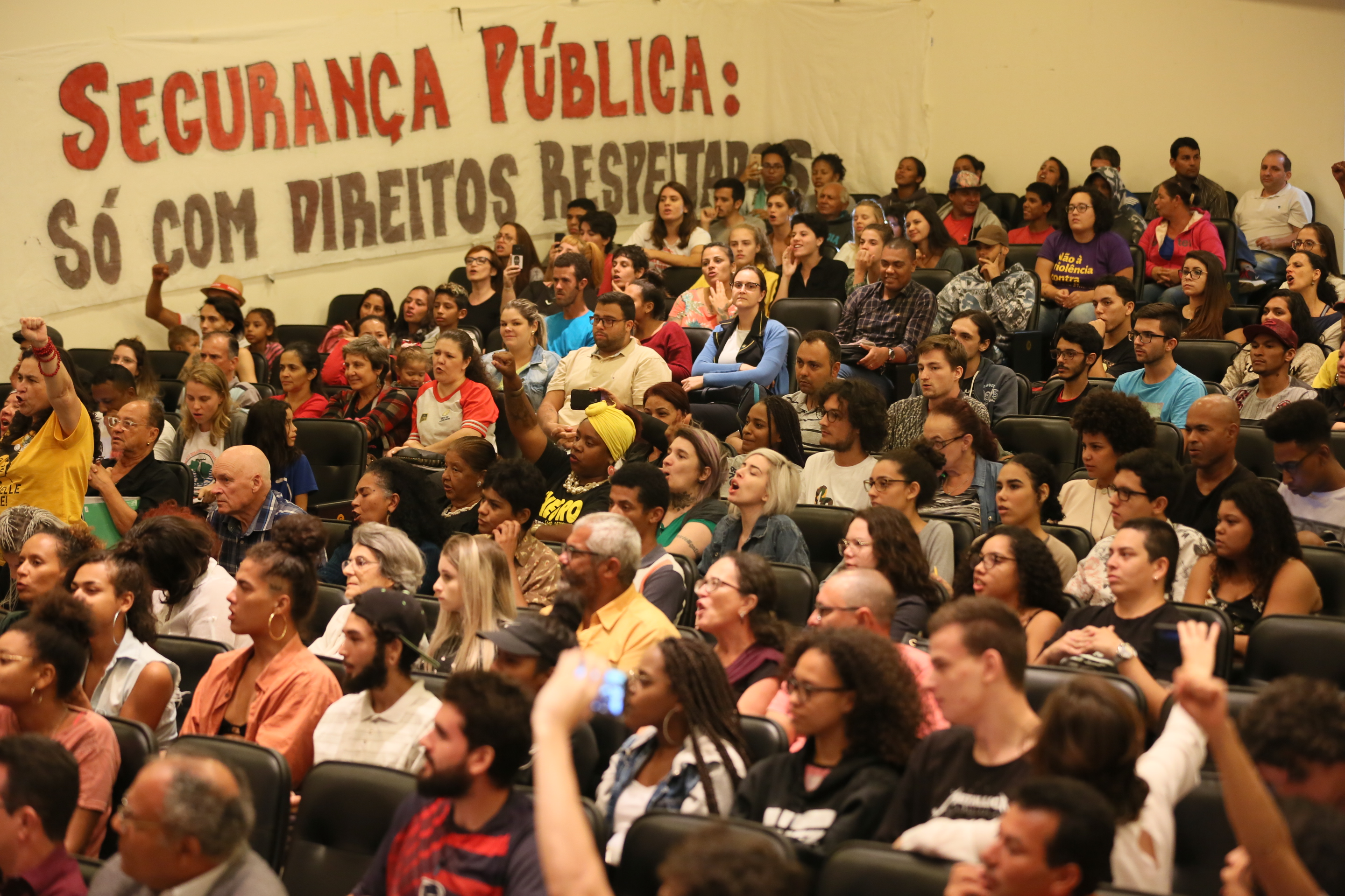 A segurança e sua relação com a população de periferia, movimentos sociais e culturais da Grande Florianópolis.