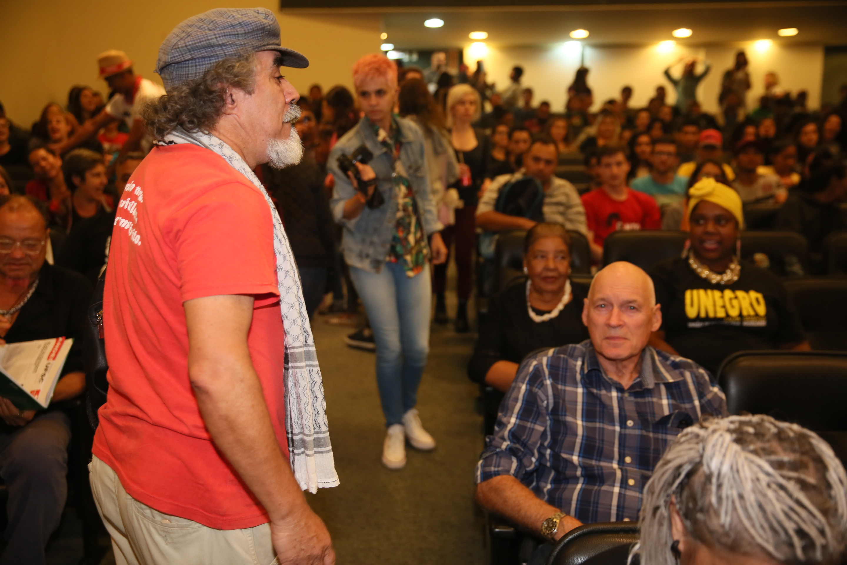 A segurança e sua relação com a população de periferia, movimentos sociais e culturais da Grande Florianópolis.