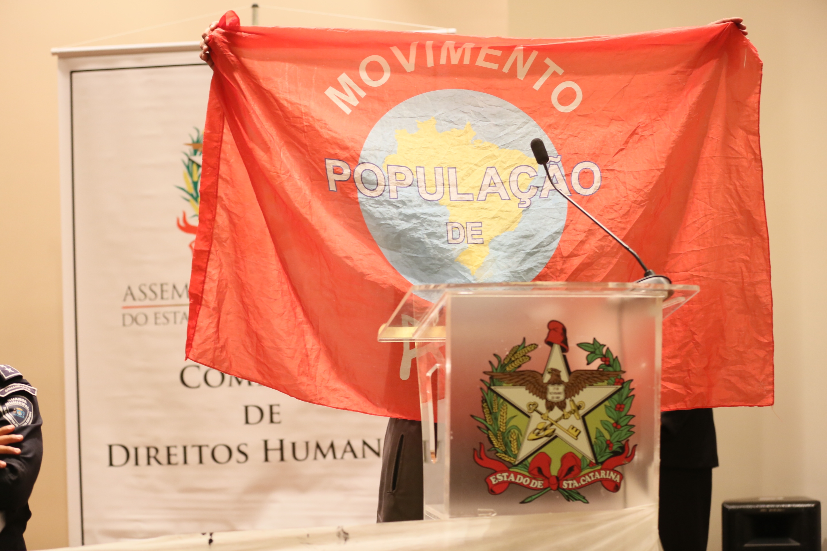 A segurança e sua relação com a população de periferia, movimentos sociais e culturais da Grande Florianópolis.