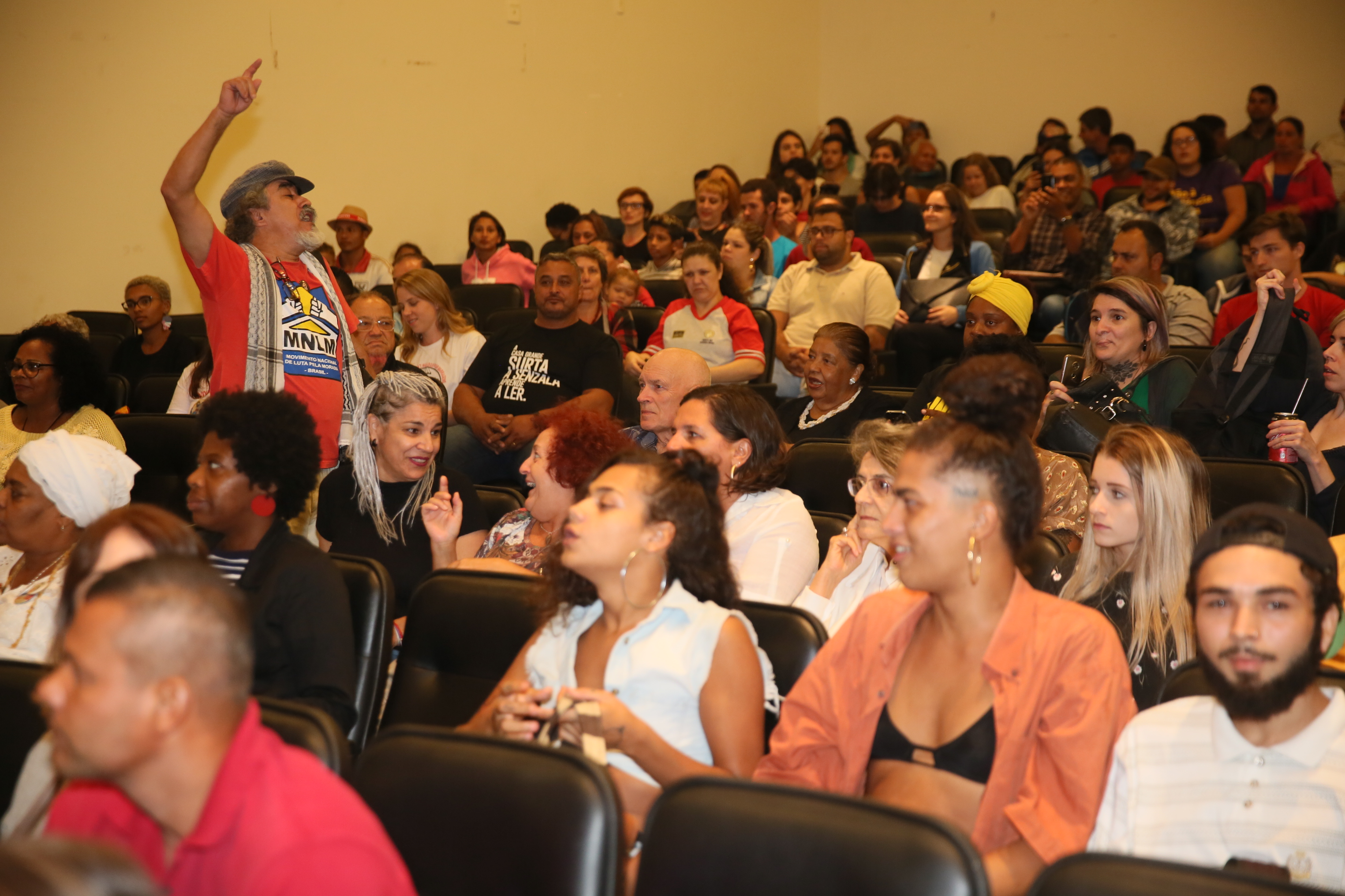 A segurança e sua relação com a população de periferia, movimentos sociais e culturais da Grande Florianópolis.