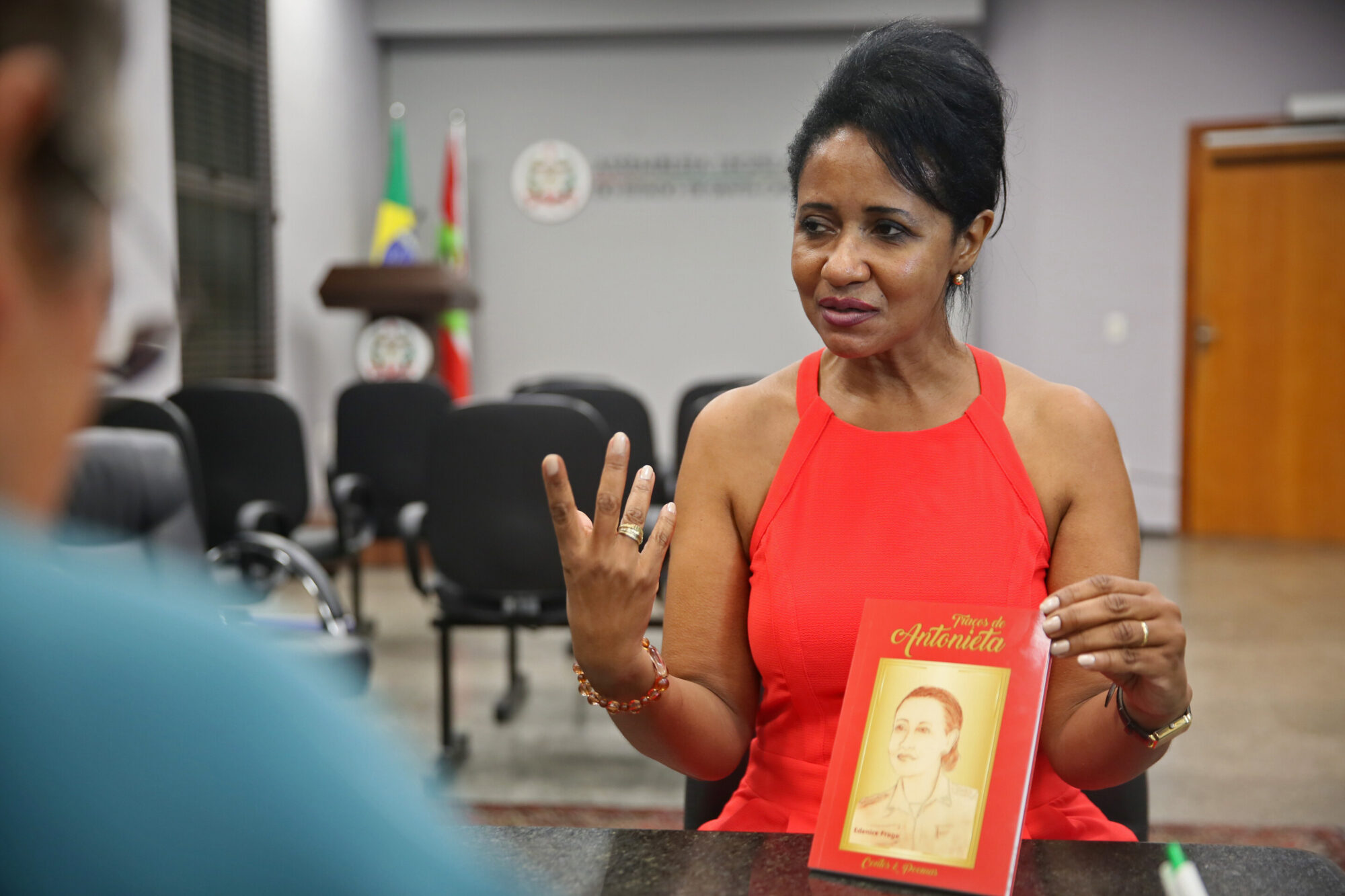 Livro de contos e poemas Traços de Antonieta é lançado na Alesc