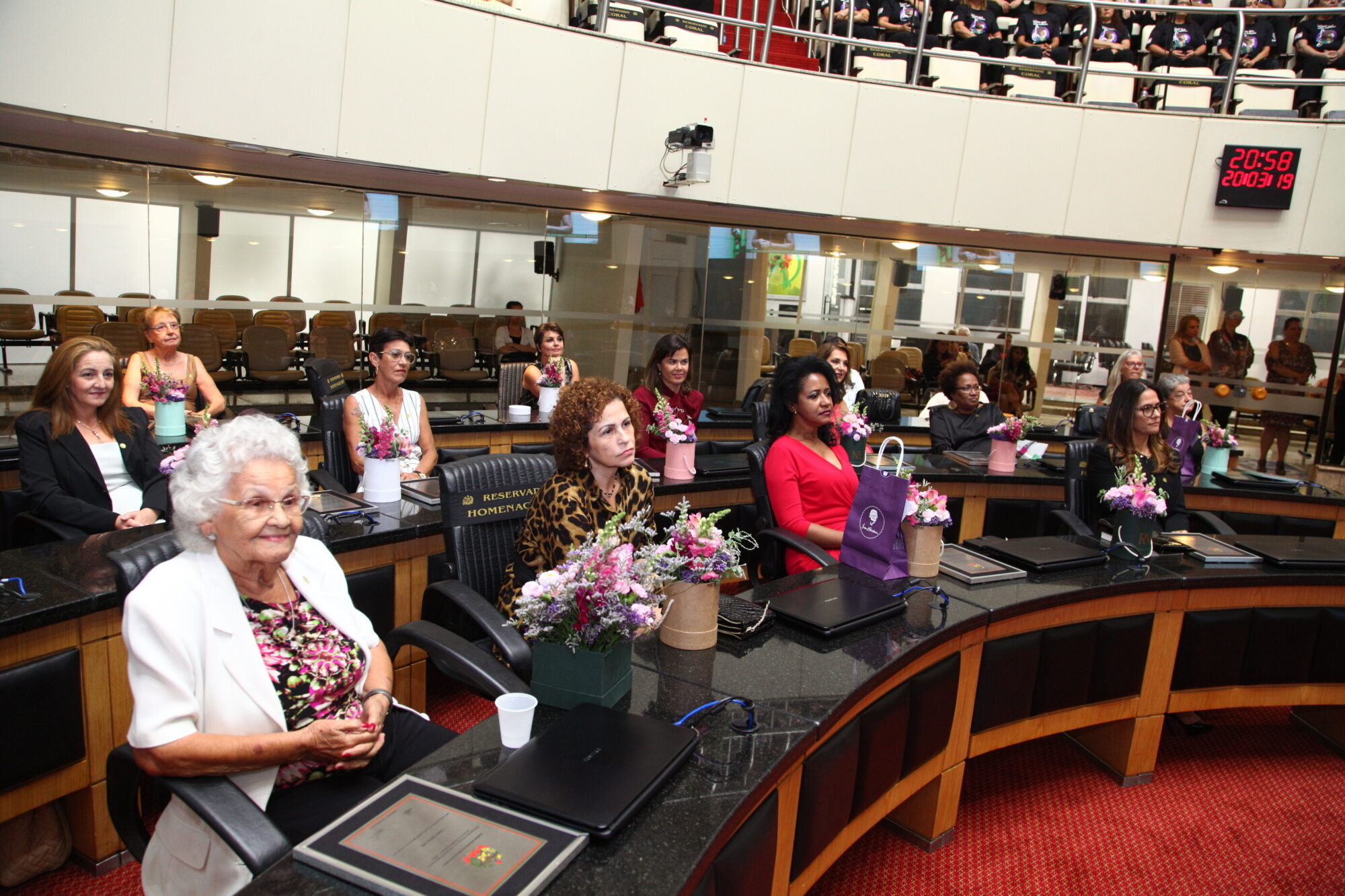 Bancada Feminina homenageia 15 mulheres em sessão especial