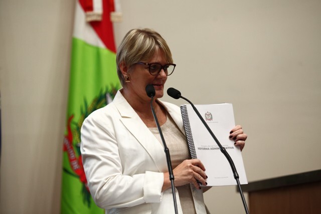 “A Reforma é um cheque em branco para o governador”, advertiu Luciane Carminatti
