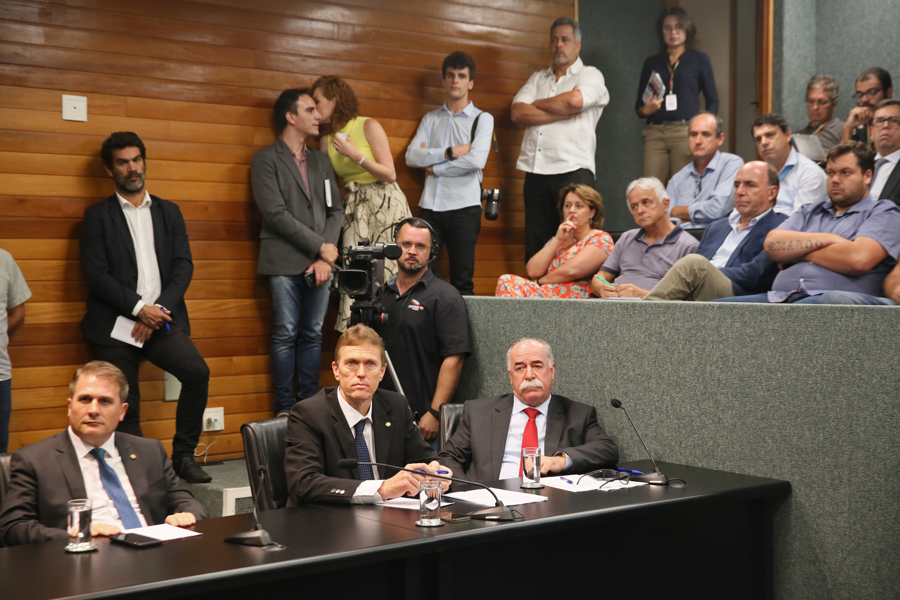 Deputados da Comissão de Transportes e Desenvolvimento Urbano recebem o Secretário de Estado da Infraestrutura Carlos Hassler para tratar da situação das pontes de acesso à ilha.