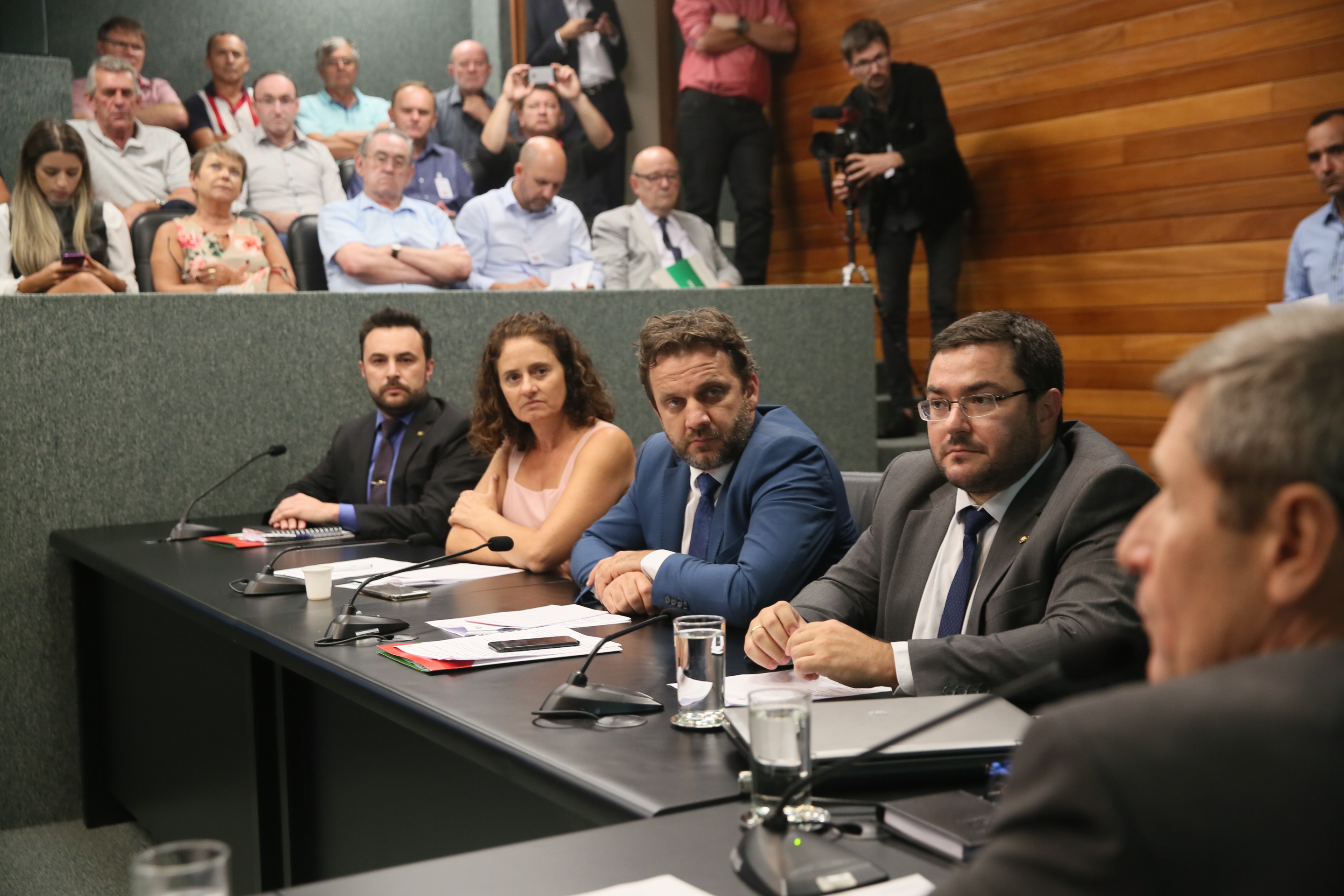 Deputados da Comissão de Transportes e Desenvolvimento Urbano recebem o Secretário de Estado da Infraestrutura Carlos Hassler para tratar da situação das pontes de acesso à ilha.