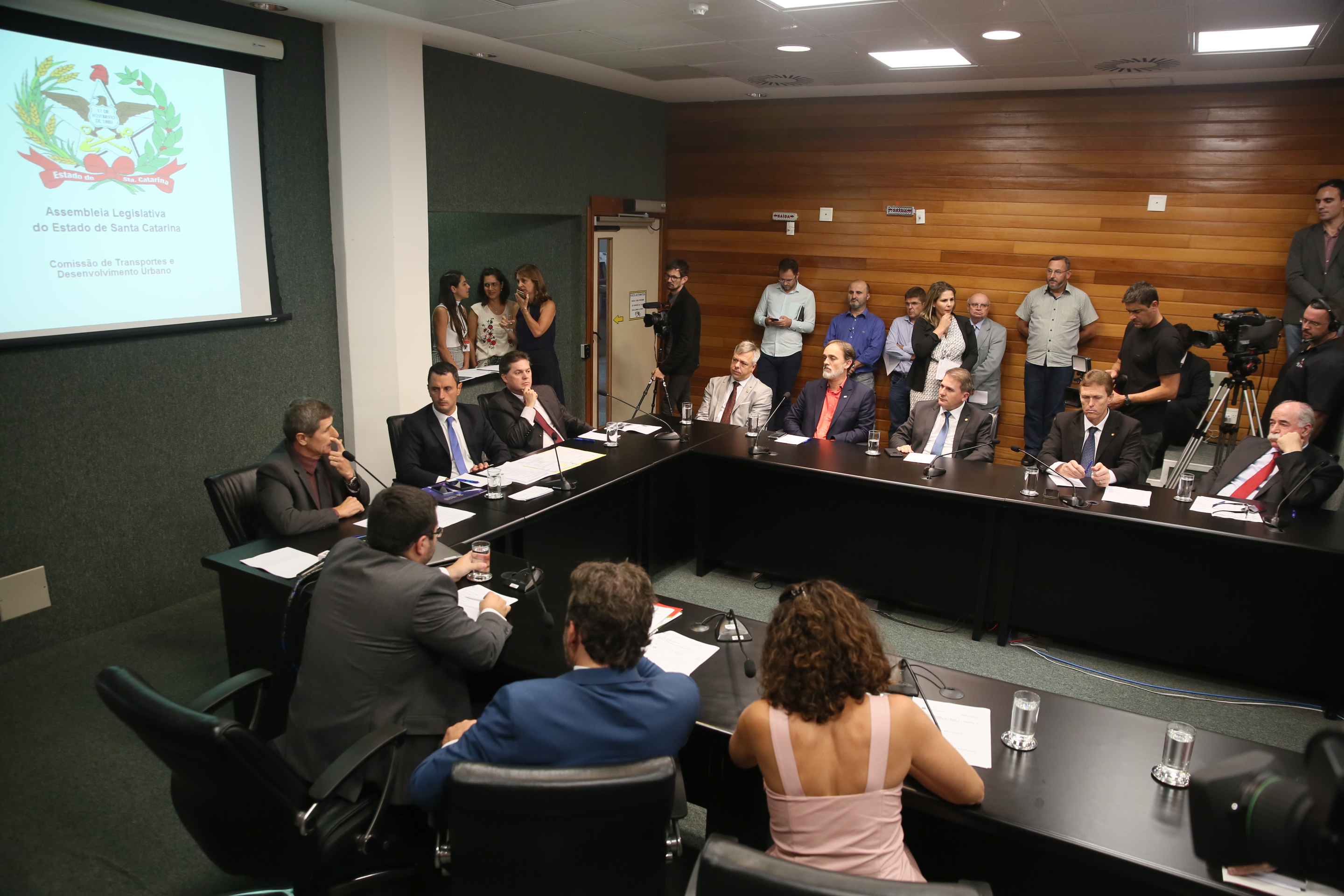 Deputados da Comissão de Transportes e Desenvolvimento Urbano recebem o Secretário de Estado da Infraestrutura Carlos Hassler para tratar da situação das pontes de acesso à ilha.