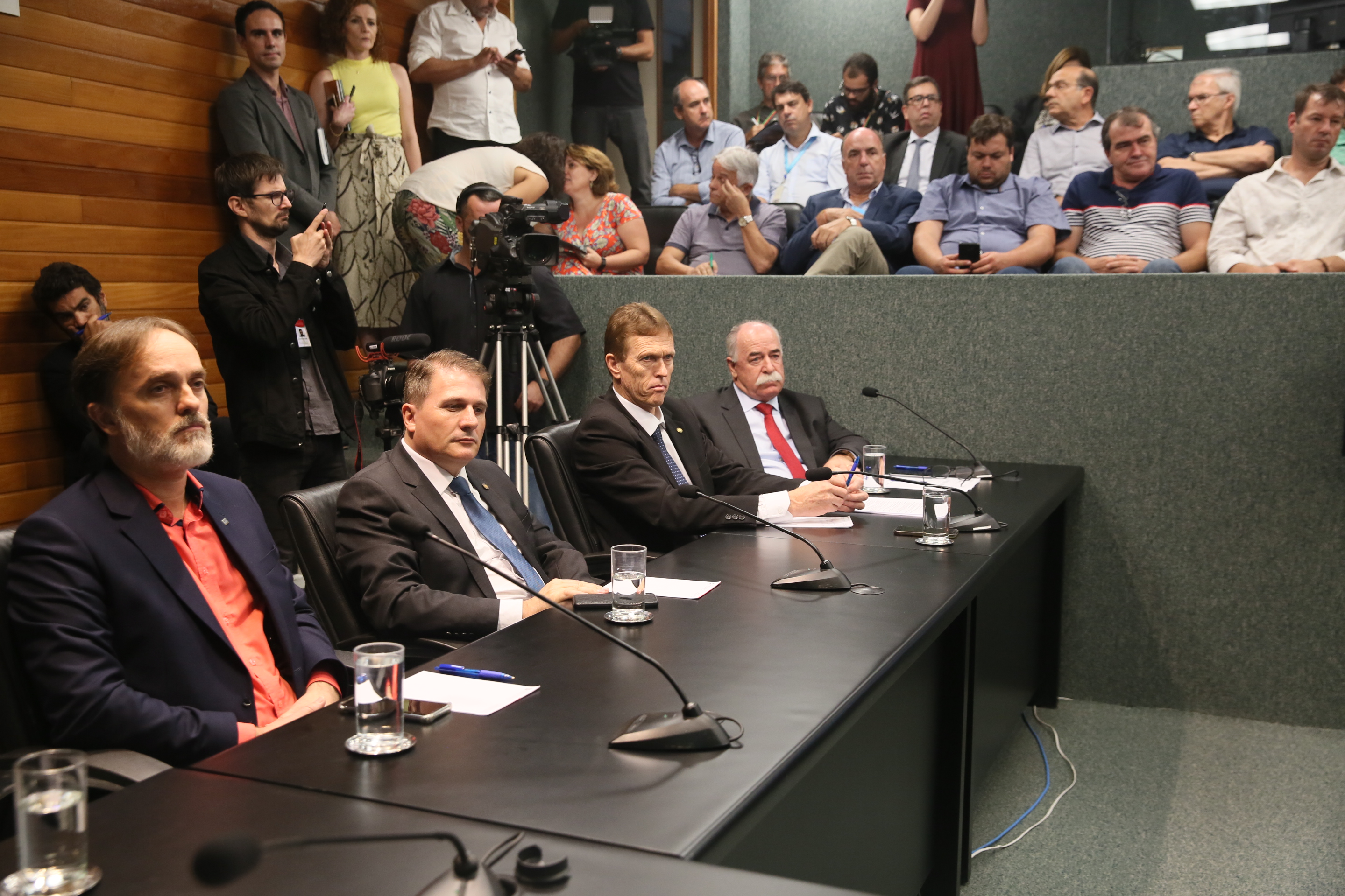 Deputados da Comissão de Transportes e Desenvolvimento Urbano recebem o Secretário de Estado da Infraestrutura Carlos Hassler para tratar da situação das pontes de acesso à ilha.
