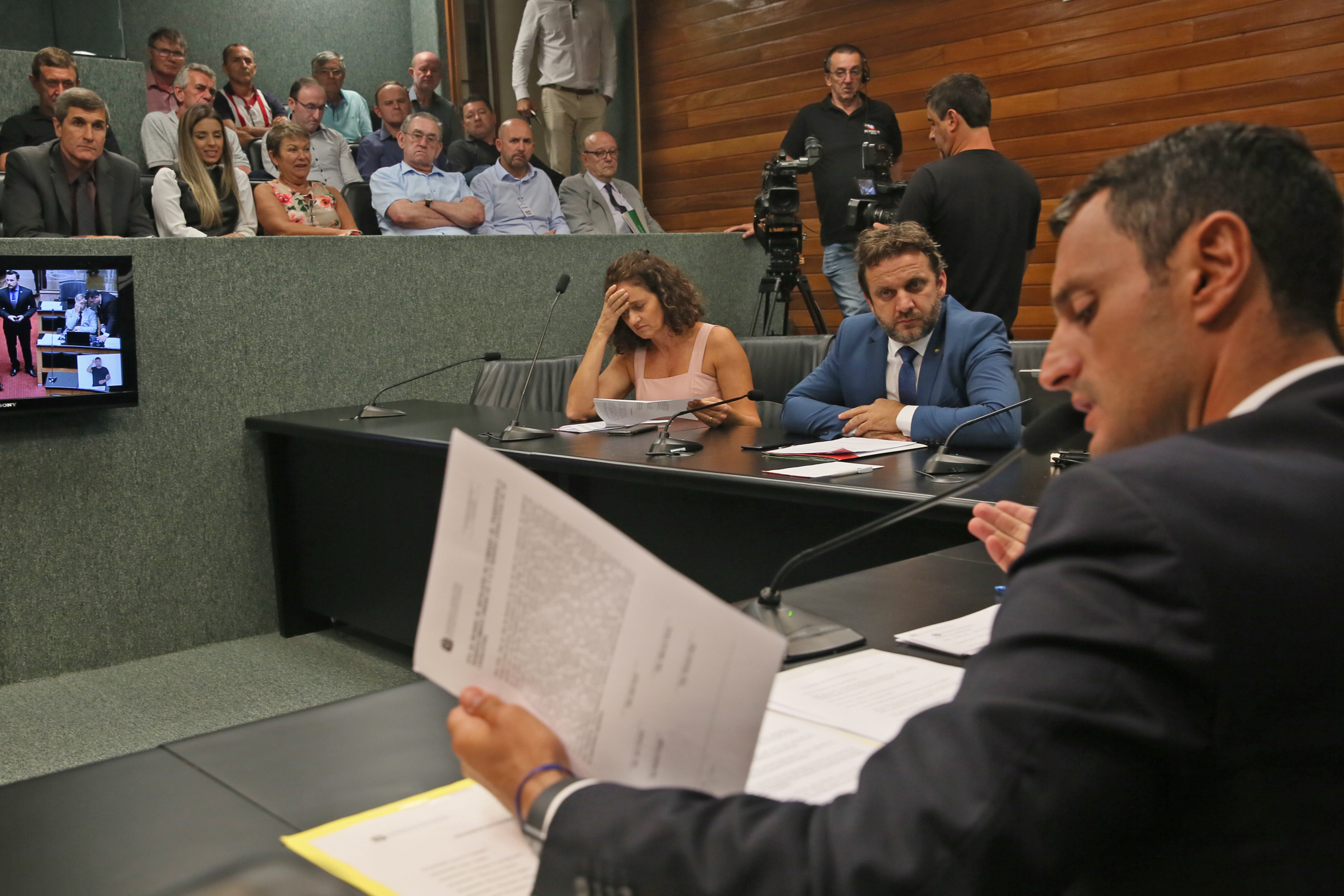Deputados da Comissão de Transportes e Desenvolvimento Urbano recebem o Secretário de Estado da Infraestrutura Carlos Hassler para tratar da situação das pontes de acesso à ilha.