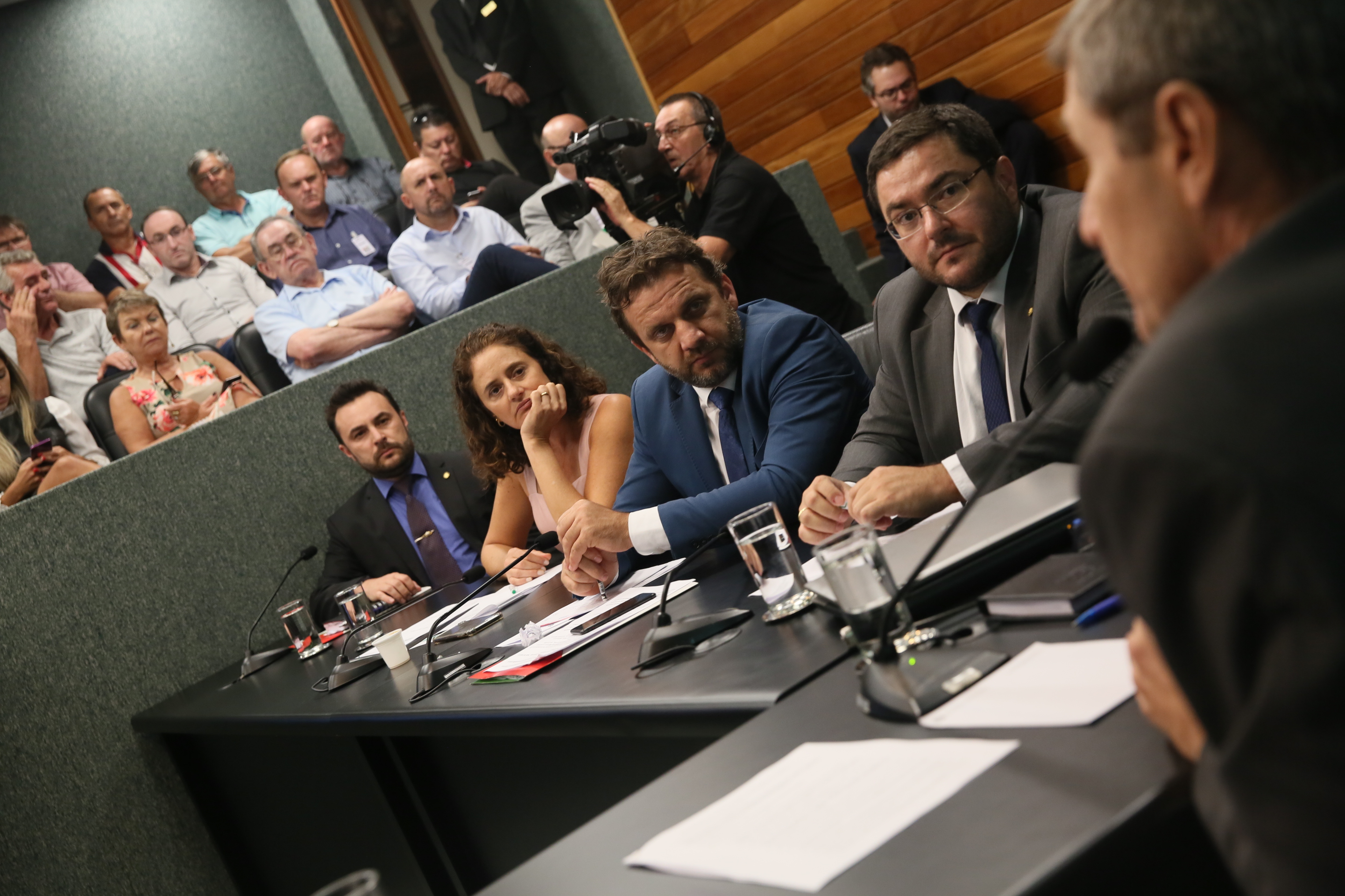 Deputados da Comissão de Transportes e Desenvolvimento Urbano recebem o Secretário de Estado da Infraestrutura Carlos Hassler para tratar da situação das pontes de acesso à ilha.