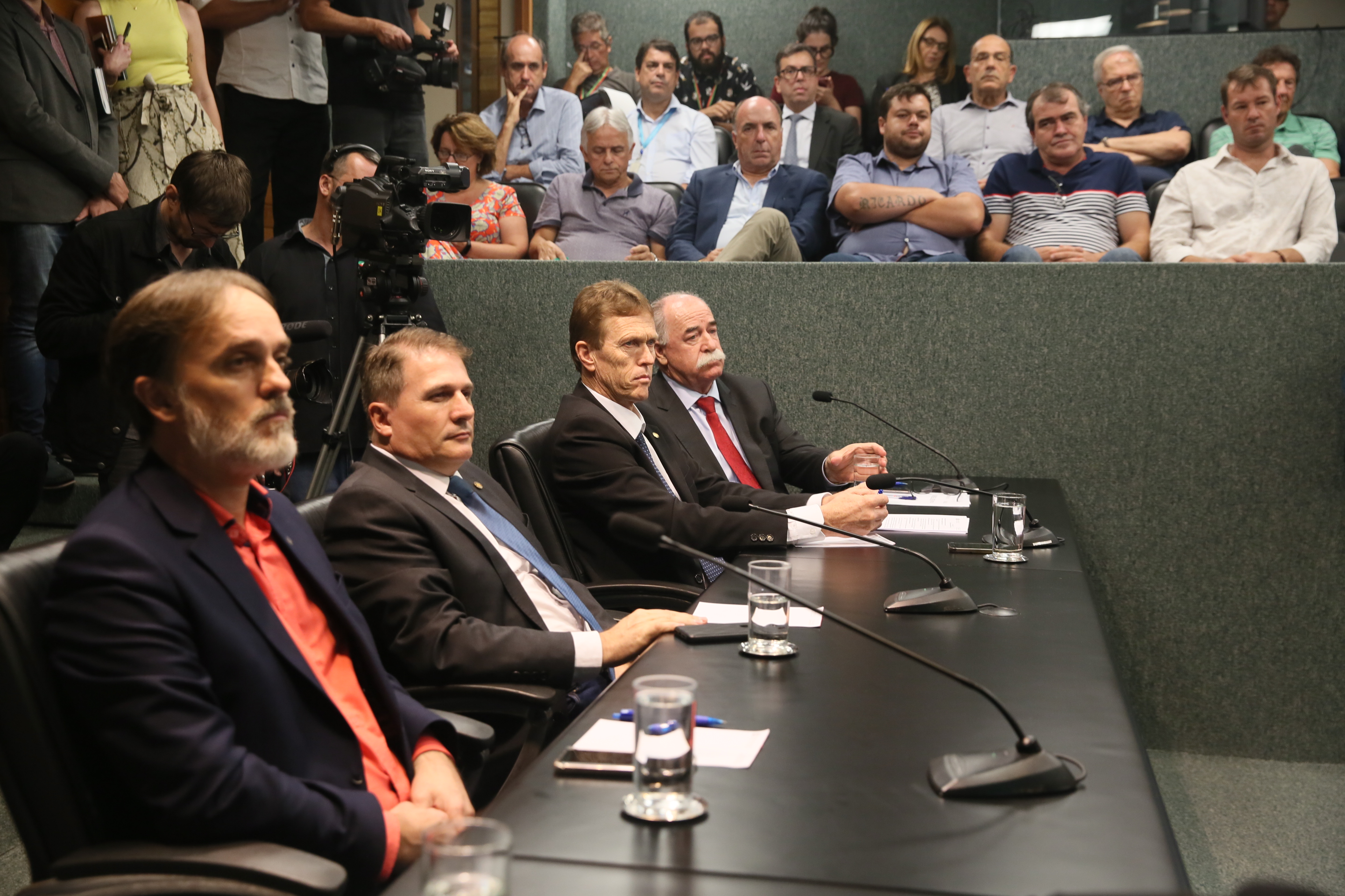 Deputados da Comissão de Transportes e Desenvolvimento Urbano recebem o Secretário de Estado da Infraestrutura Carlos Hassler para tratar da situação das pontes de acesso à ilha.