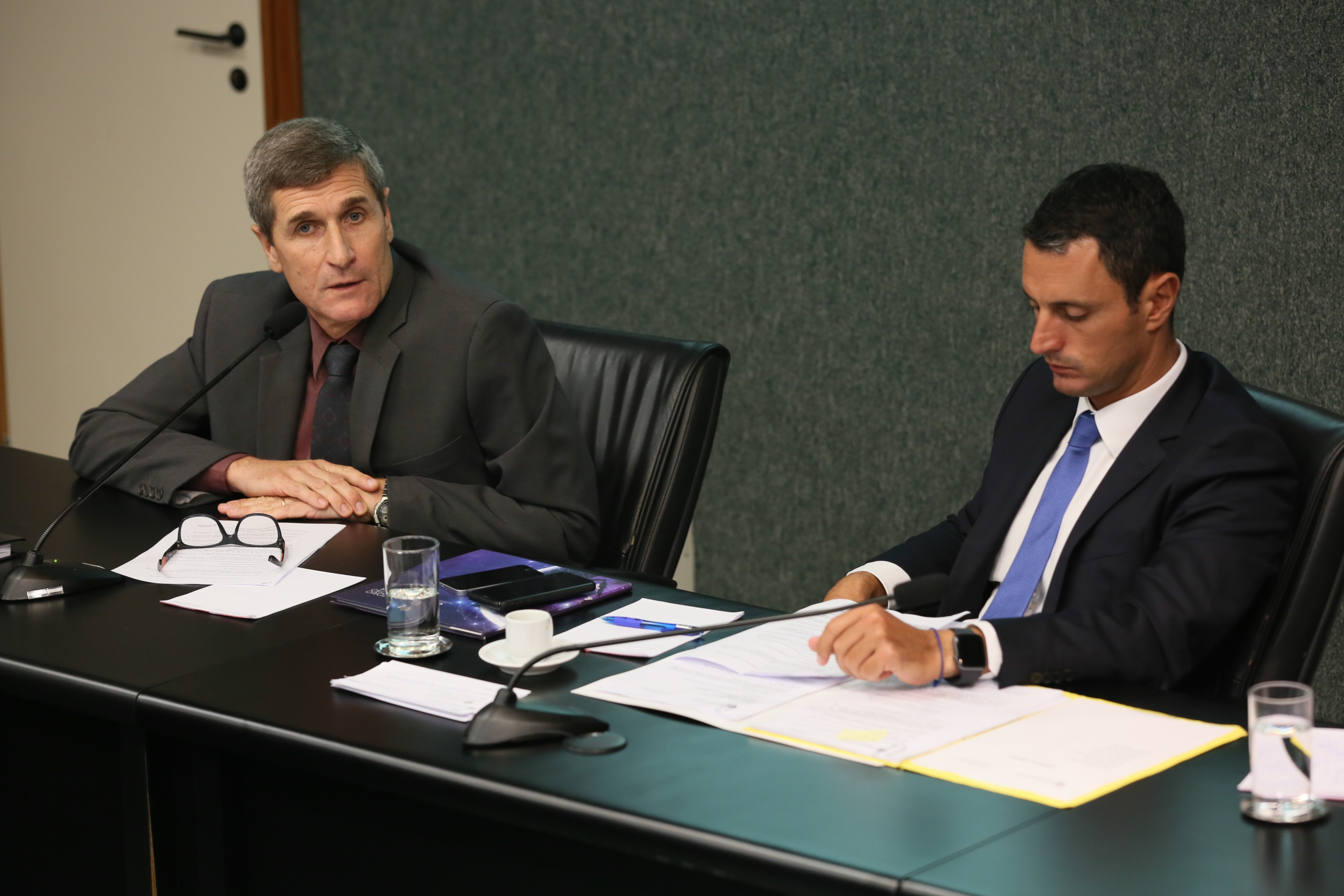 Deputados da Comissão de Transportes e Desenvolvimento Urbano recebem o Secretário de Estado da Infraestrutura Carlos Hassler para tratar da situação das pontes de acesso à ilha.