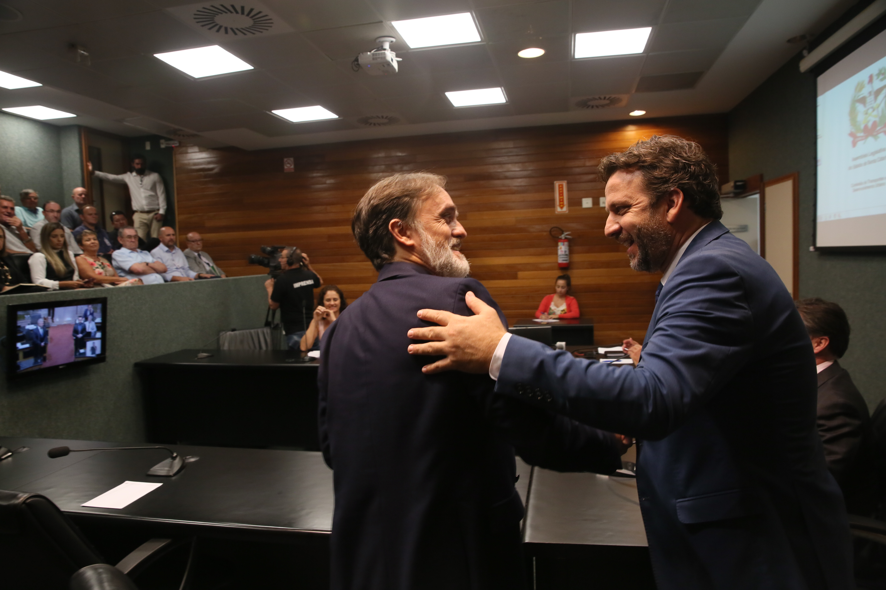 Deputados da Comissão de Transportes e Desenvolvimento Urbano recebem o Secretário de Estado da Infraestrutura Carlos Hassler para tratar da situação das pontes de acesso à ilha.