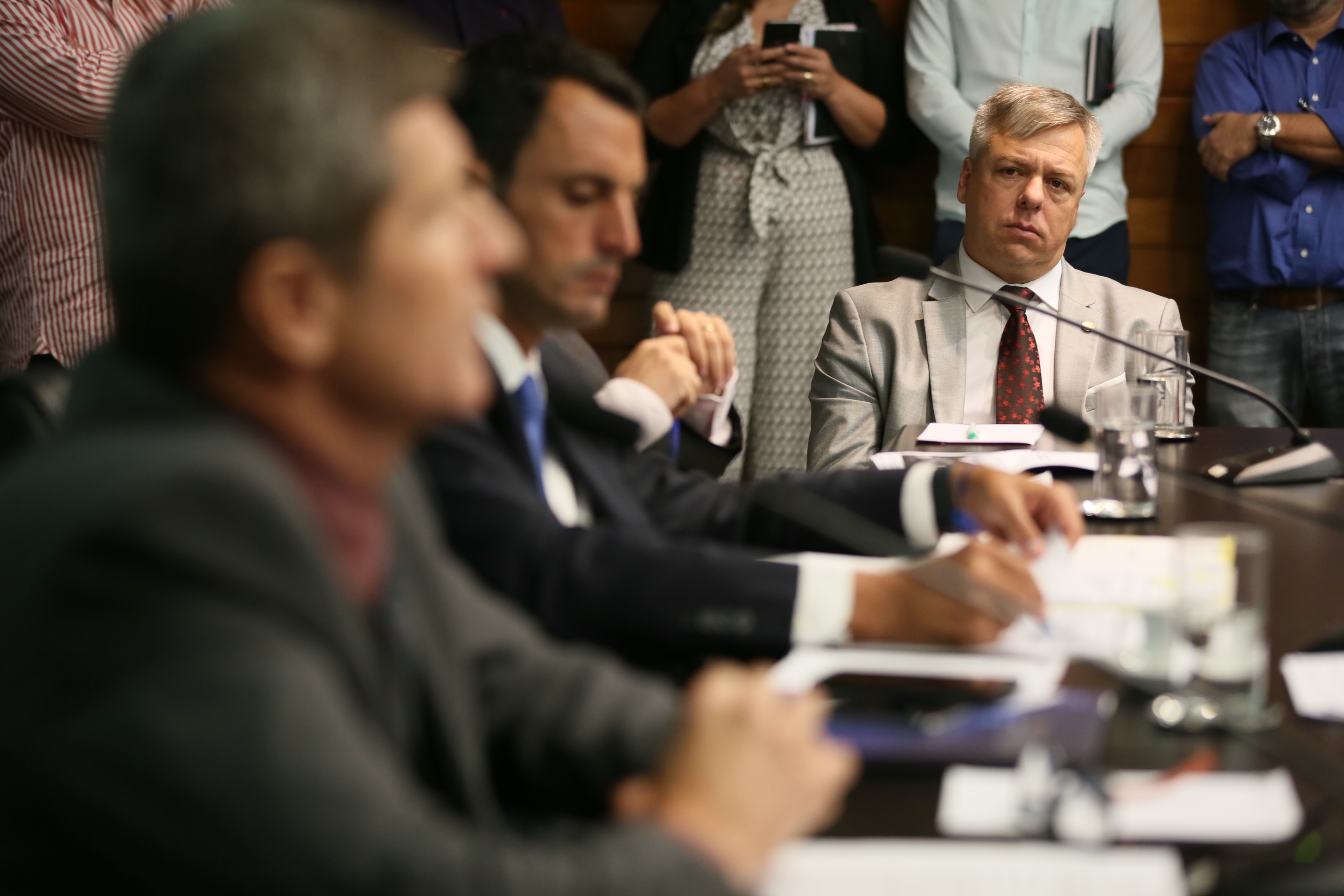 Deputados da Comissão de Transportes e Desenvolvimento Urbano recebem o Secretário de Estado da Infraestrutura Carlos Hassler para tratar da situação das pontes de acesso à ilha.