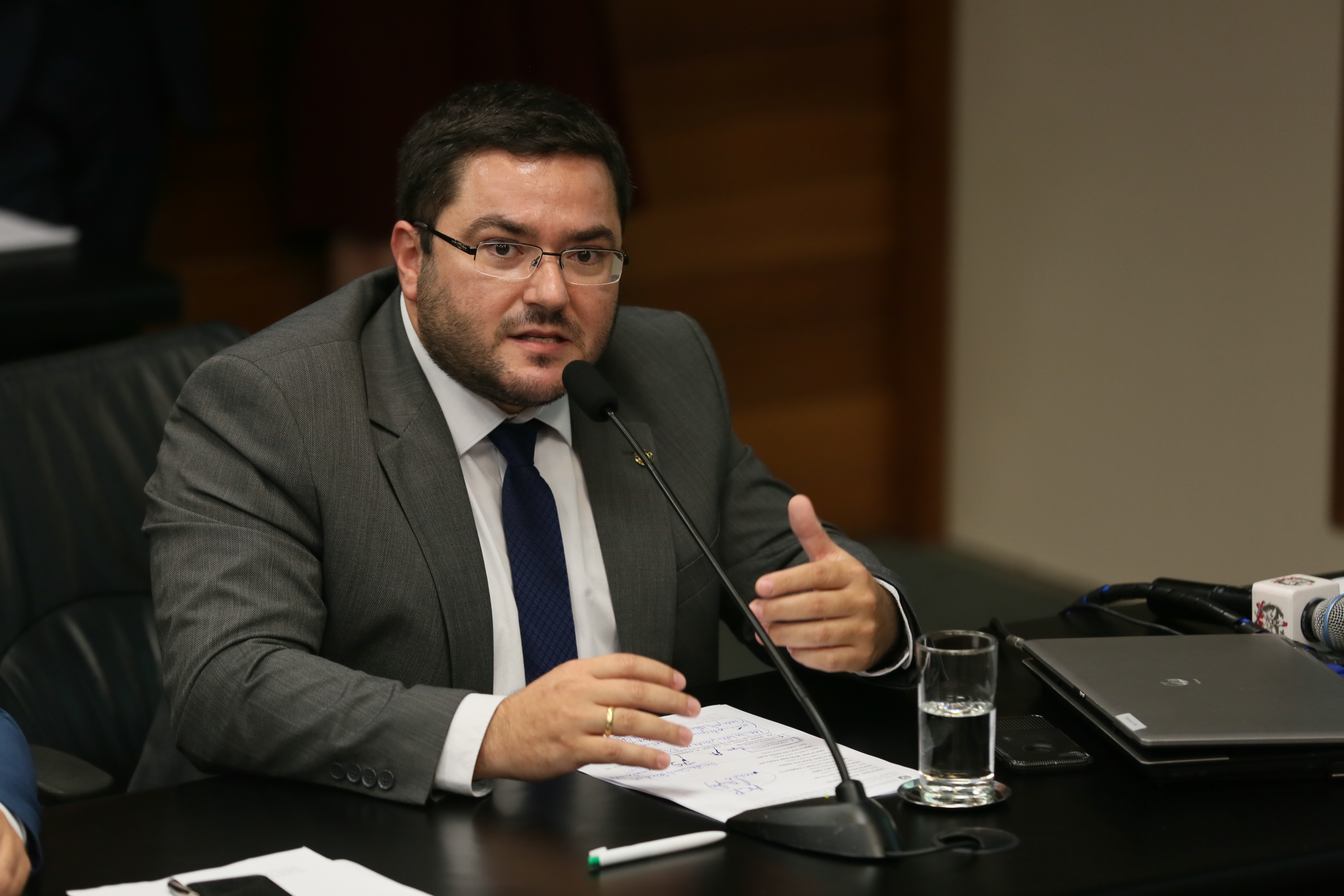 Deputados da Comissão de Transportes e Desenvolvimento Urbano recebem o Secretário de Estado da Infraestrutura Carlos Hassler para tratar da situação das pontes de acesso à ilha.