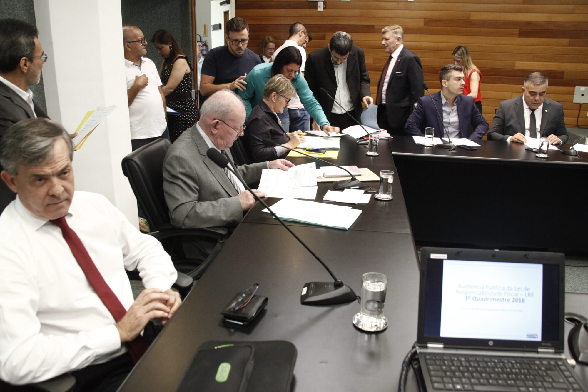Finanças: secretário da Fazenda ameniza risco de atraso salarial