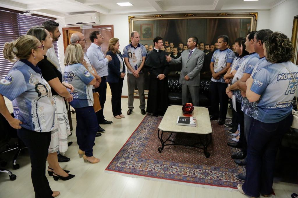 Presidente da ALESC, Júlio Garcia, recebe o grupo do Santuário Diocesano N. Sra. Mãe dos Homens de Araranguá