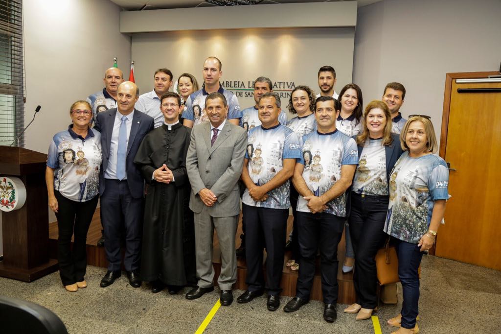 Presidente da ALESC, Júlio Garcia, recebe o grupo do Santuário Diocesano N. Sra. Mãe dos Homens de Araranguá