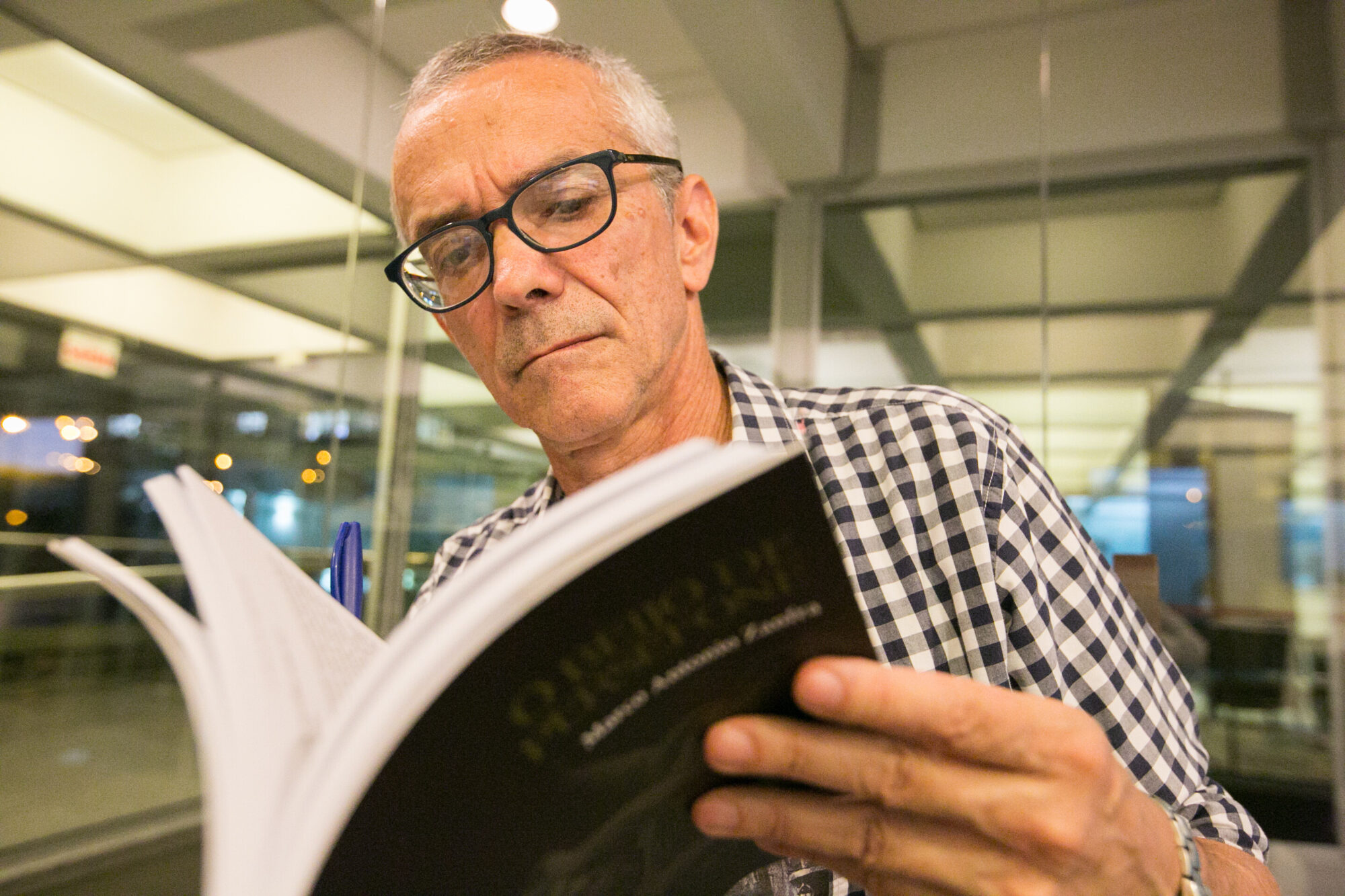 Zanfra, que possui larga experiência em coberturas policias, lançou seu terceiro livro na Alesc.