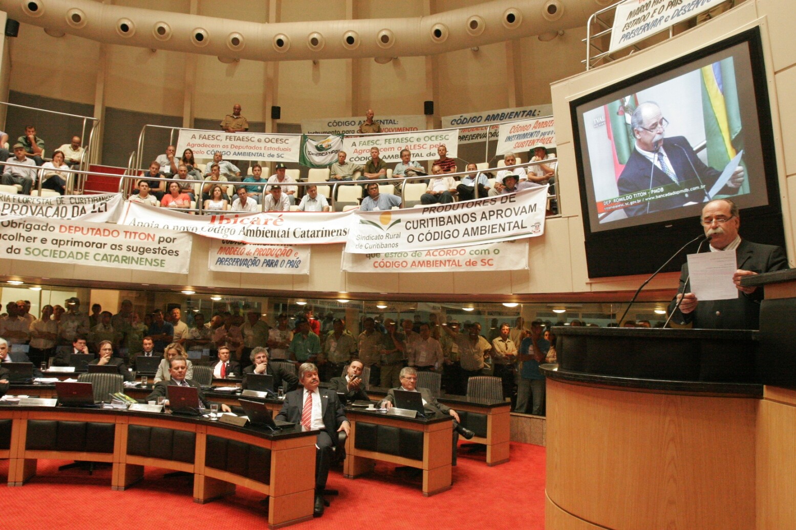 Relator do código, deputado Romildo Titon discursa durante a sessão que aprovou o projeto, em 31 de março de 2009. FOTO: Arquivo/Agência AL