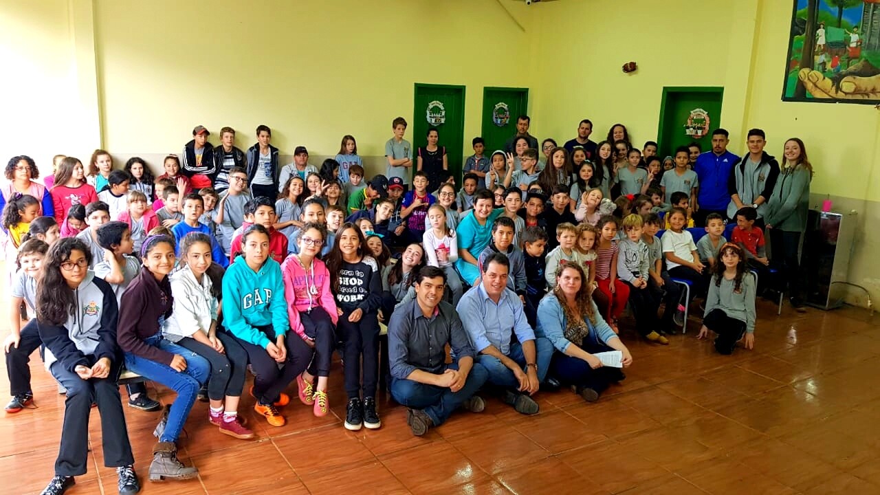 Deputado Rodrigo Minotto é homenageado na Escola 30 de Outubro