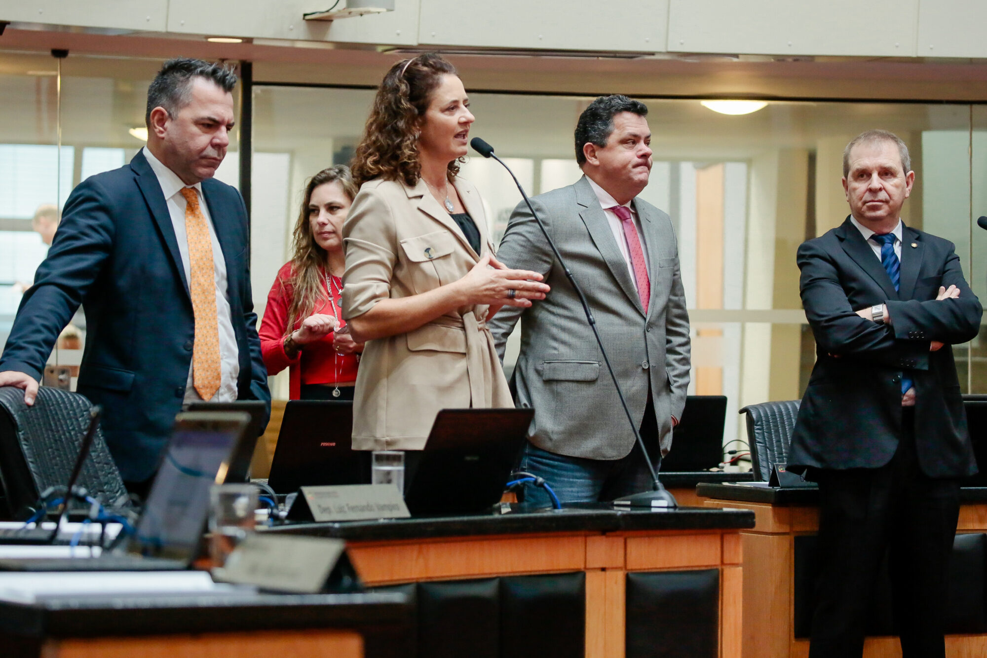 Deputados reagem a reportagem sobre atuação parlamentar