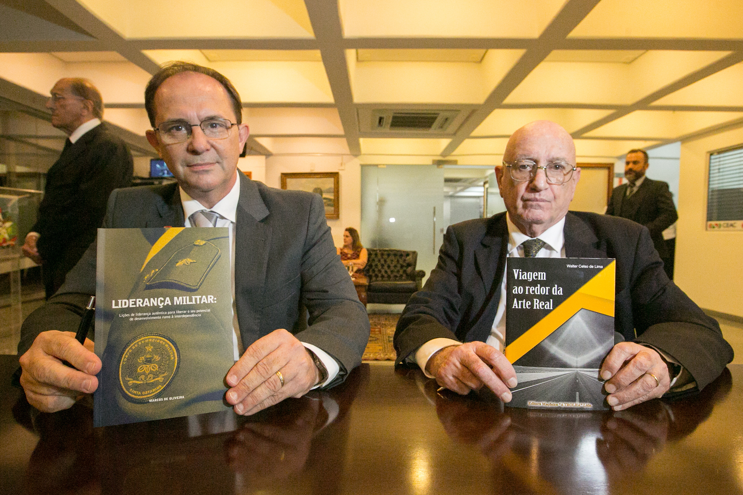LANÇAMENTO – “Viagem pela Arte Real” de Walter de Lima e “Liderança Militar” de Marcos de Oliveira