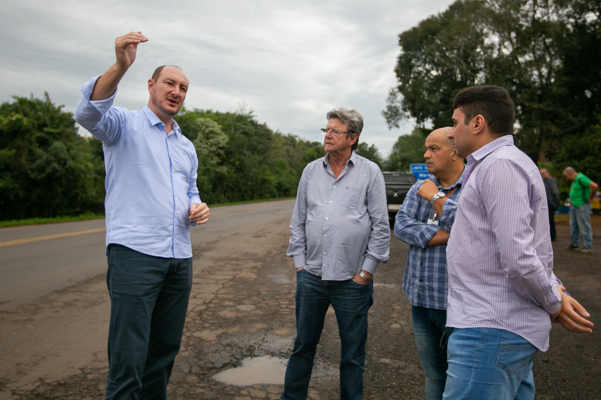 Deputado Mauro de Nadal (MDB) e lideranças visitam entroncamento da BR 282 com a BR 158