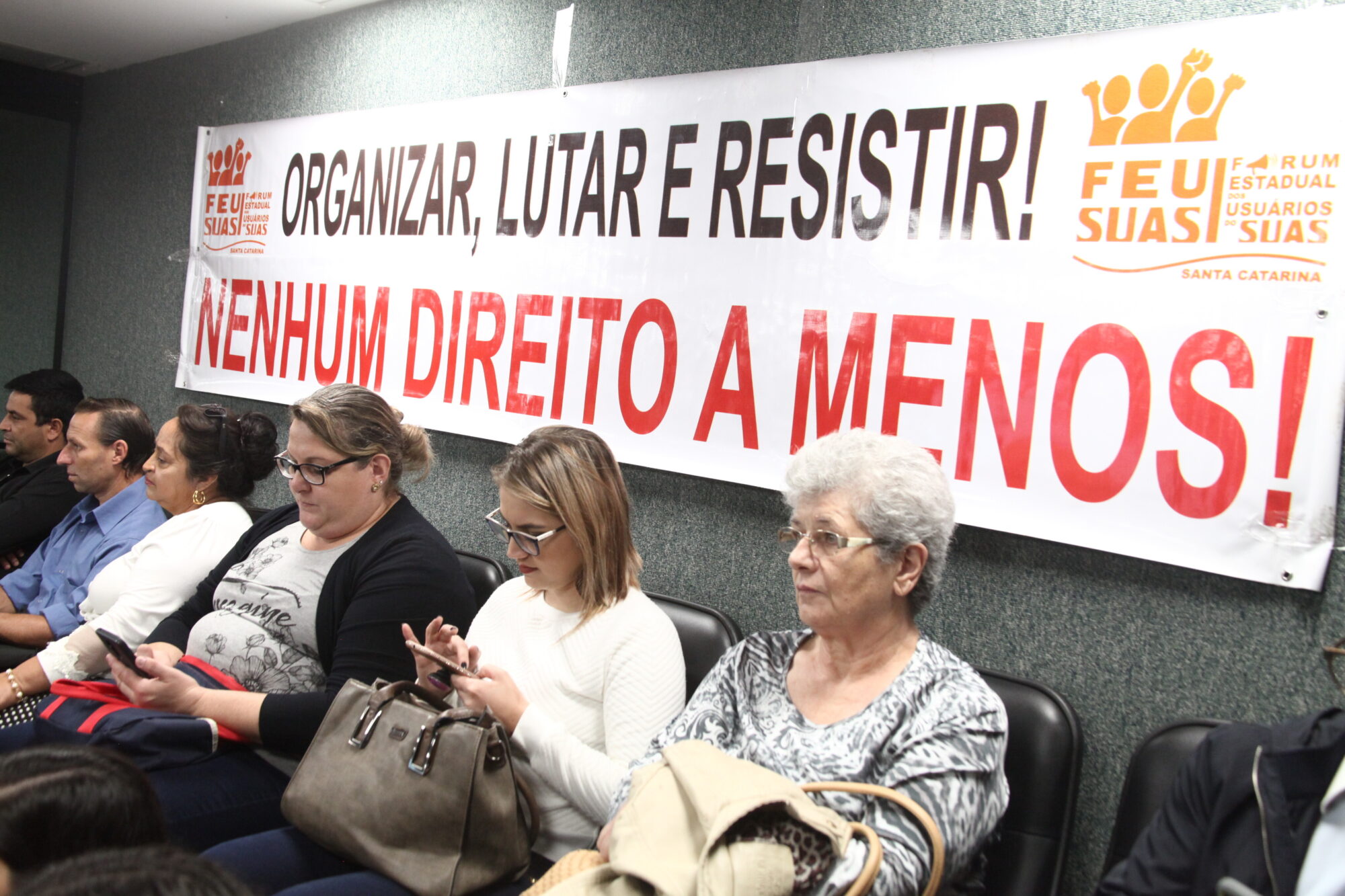 Na ocasião, os deputados também recebem reivindicações do público presente.