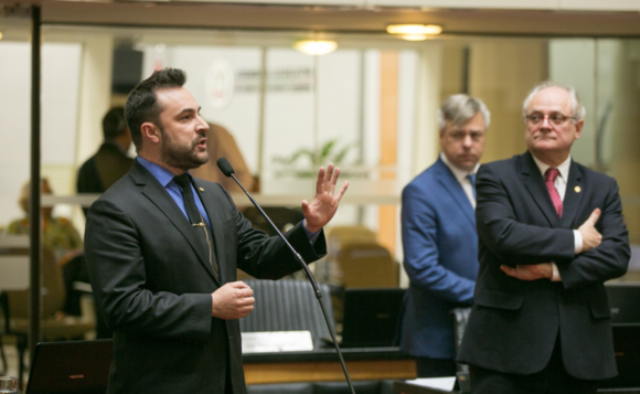 Marcius Machado pede consciência diante da lei que regulamenta a caça de animais silvestres. Foto: Assessoria parlamentar.