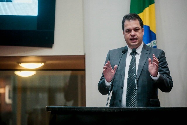 Rodrigo Minotto discursa sobre as razões para comemorar o Dia do Trabalho. Foto: divulgação parlamentar.