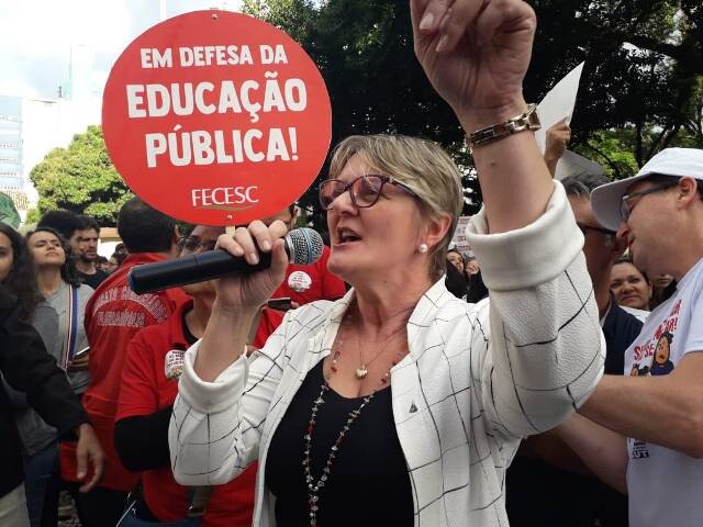 Luta contra cortes na Educação é prioridade de Luciane Carminatti
