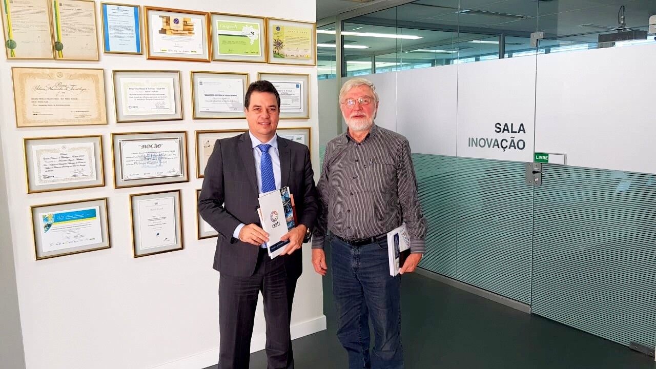 Deputado Rodrigo Minotto e Carlos Alberto Schneider, presidente do Conselho Curador da Certi