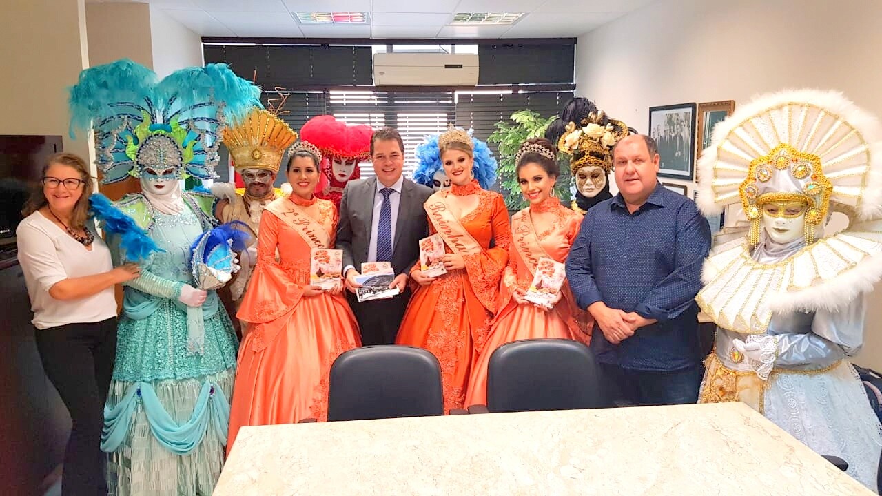 Rodrigo Minotto recebe corte da 15ª Festa da Gastronomia de Nova Veneza