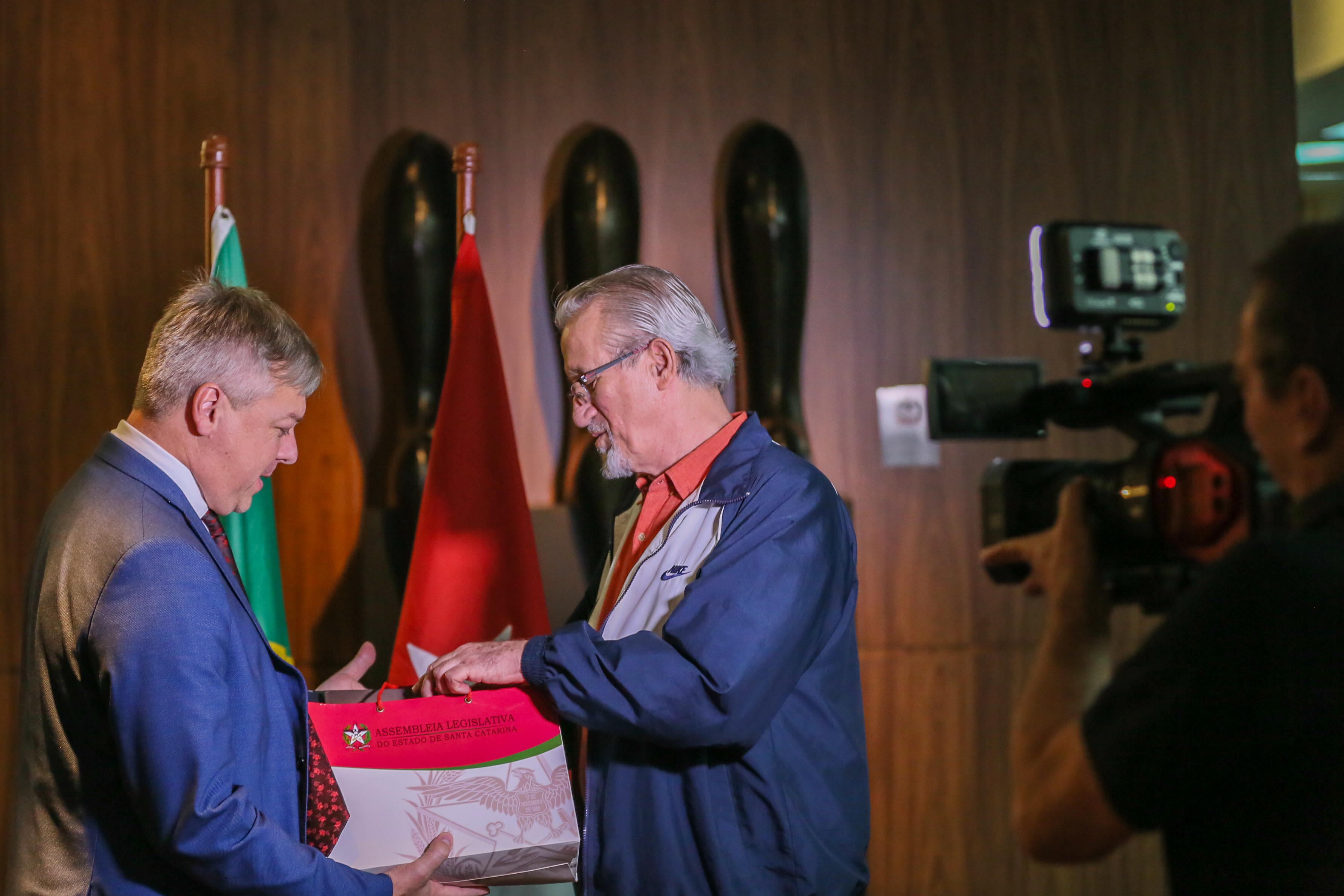 Cônsul-geral de Cuba no Brasil, Pedro Monzón Barata, é recebido na Alesc pelo Deputado Fabiano da Luz (PT).